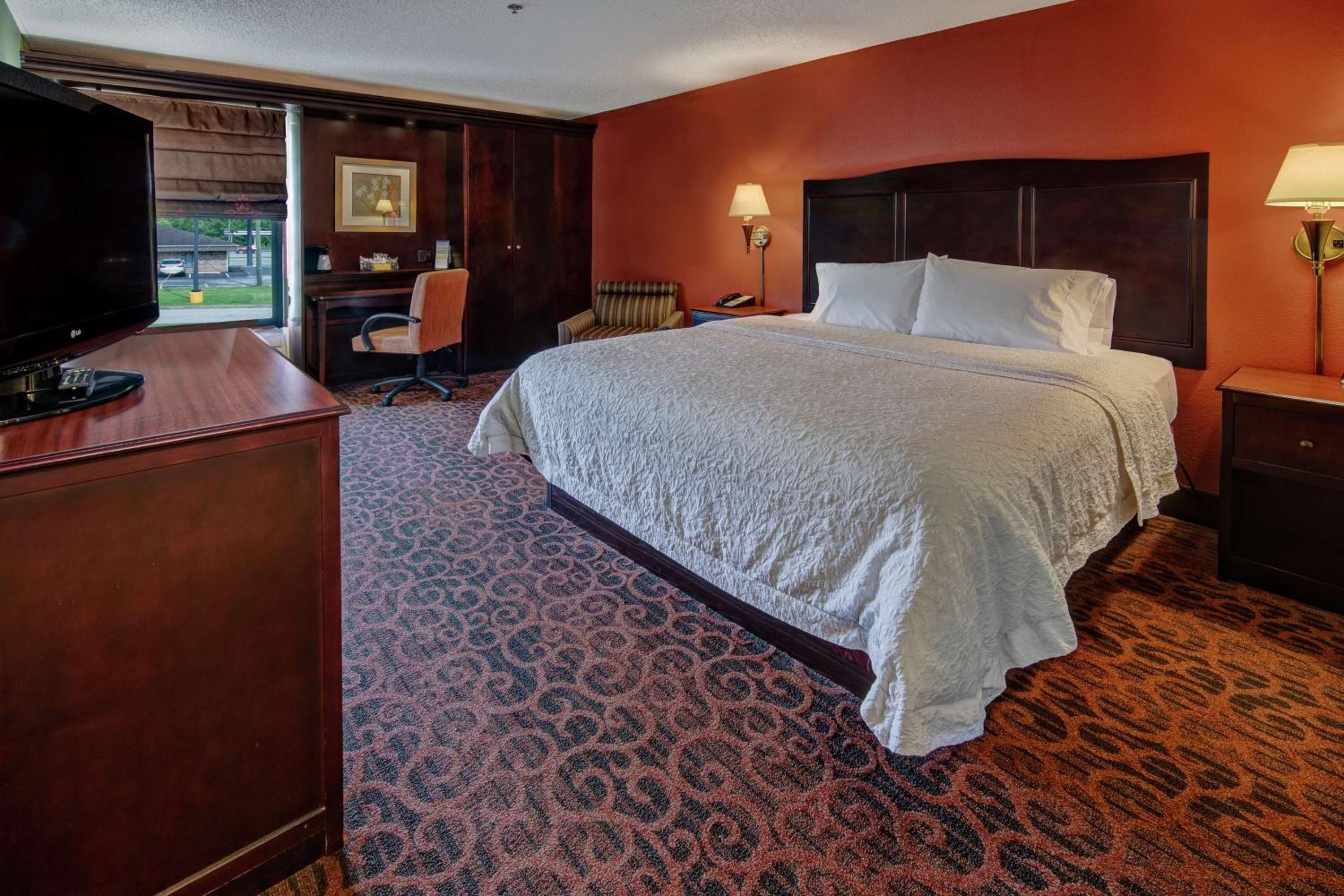 King Room with King Bed - Non-Smoking photo 1