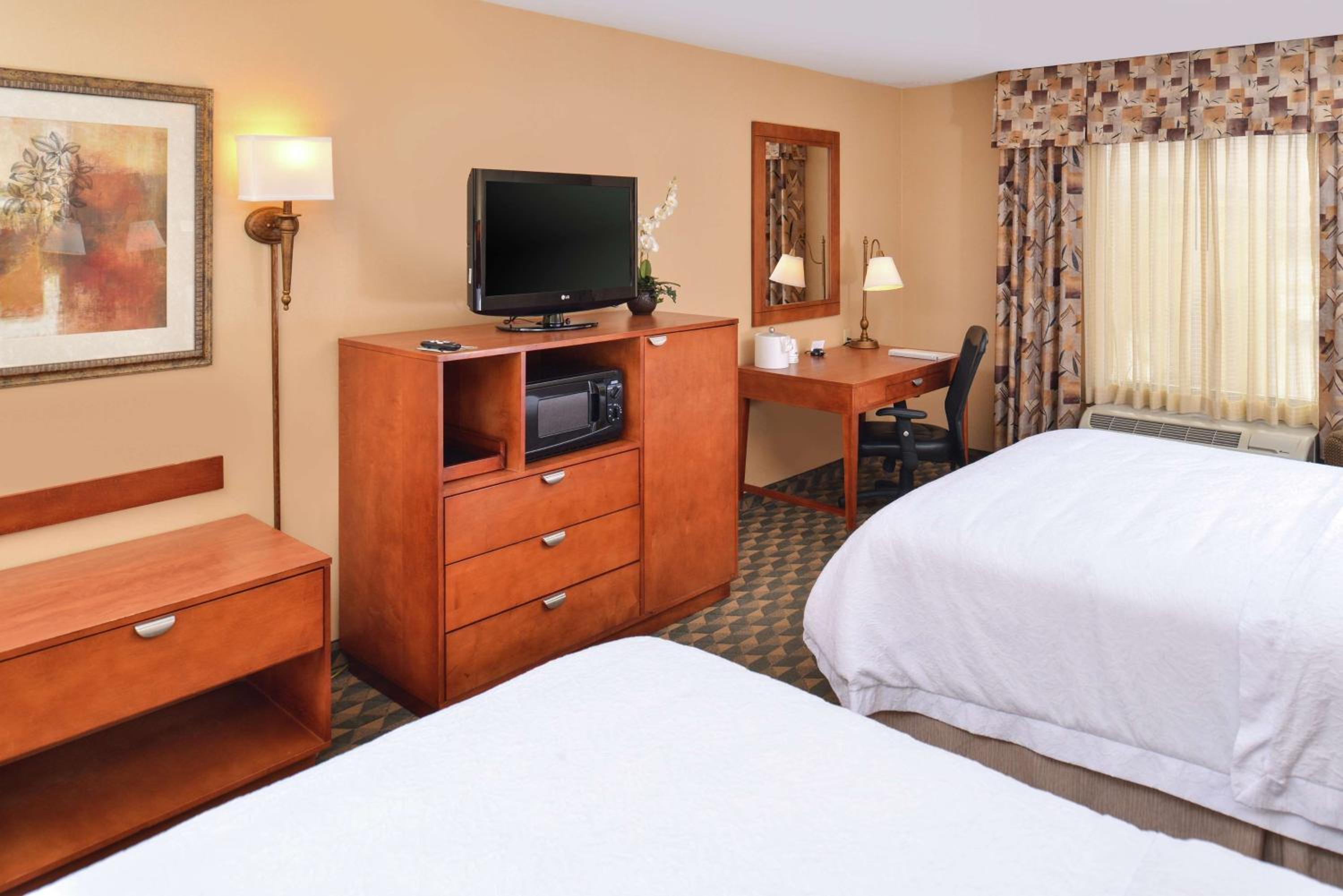 Room with Two Queen Beds - Non-Smoking - Photo 2