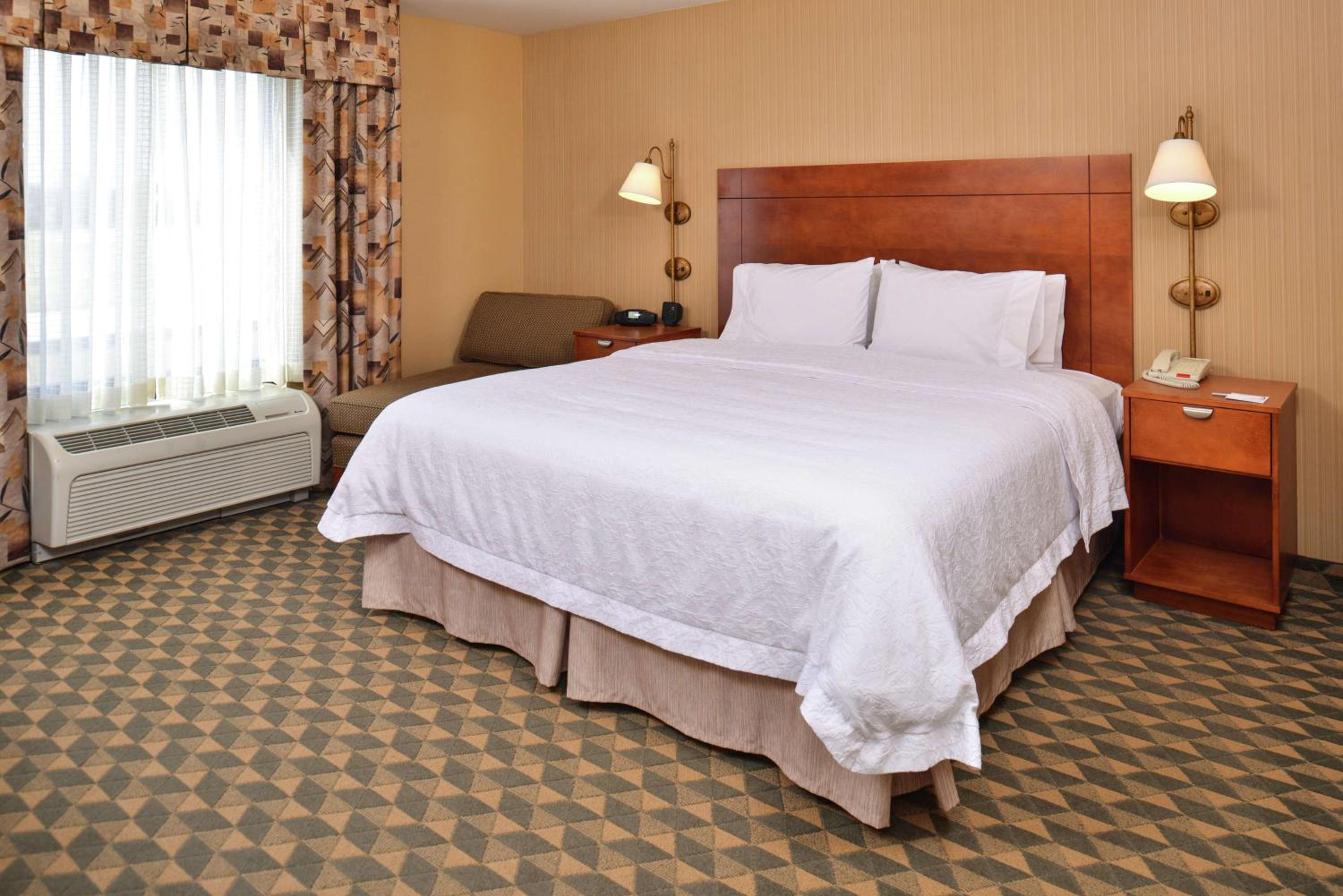 King Room with King Bed - Non-Smoking - Photo 3
