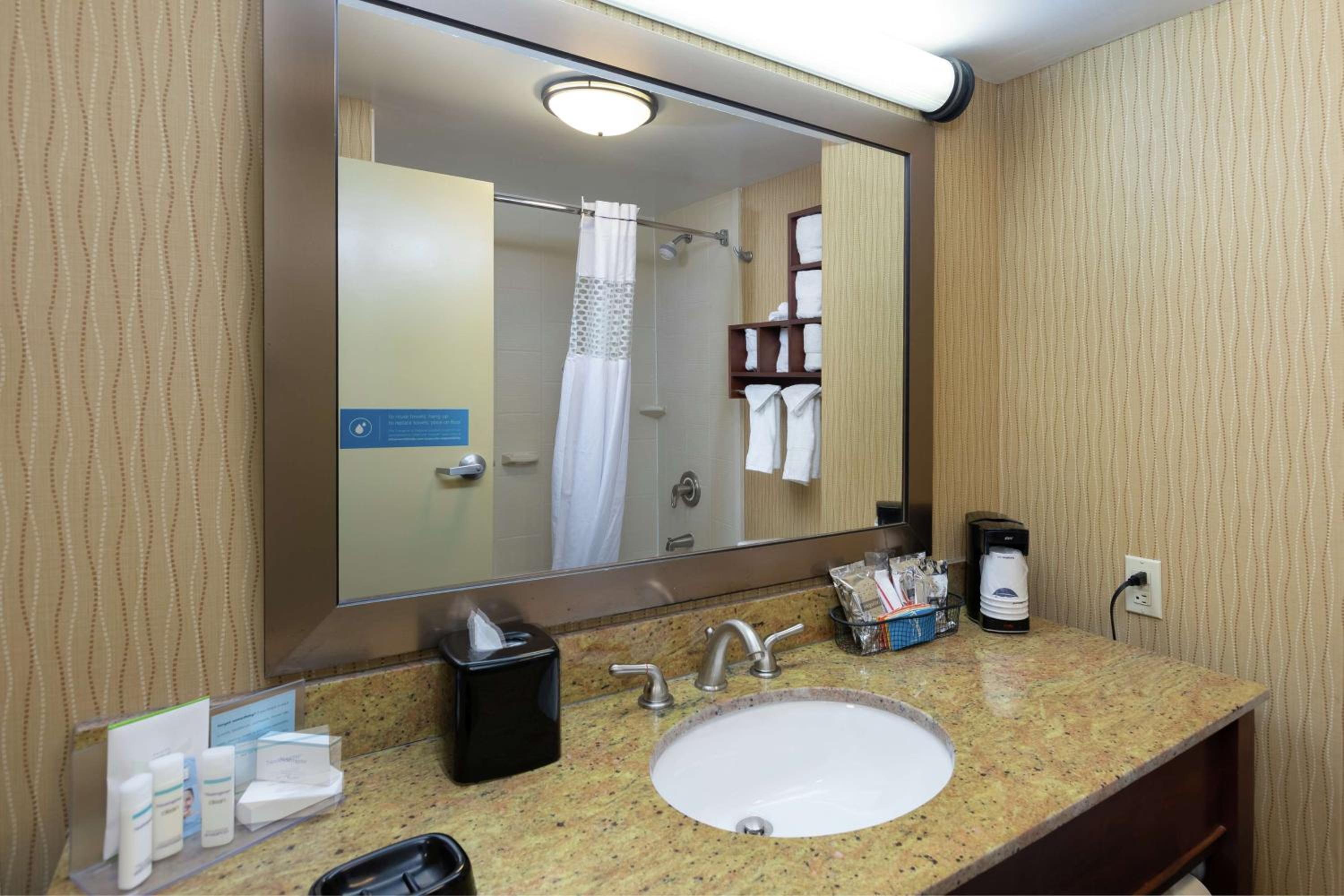 King Room with King Bed - Non-Smoking - Photo 4