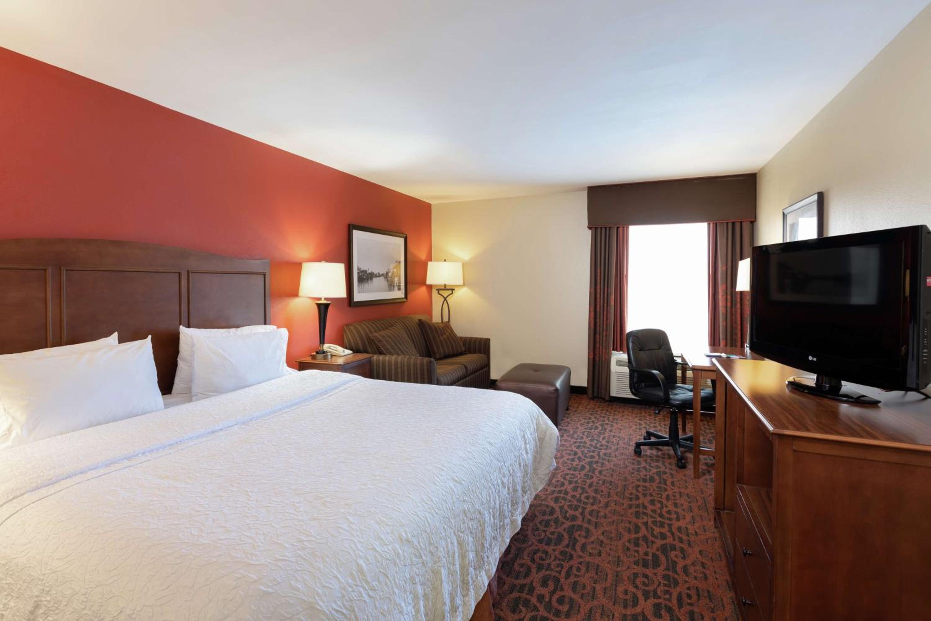 King Room with King Bed - Non-Smoking - Photo 2