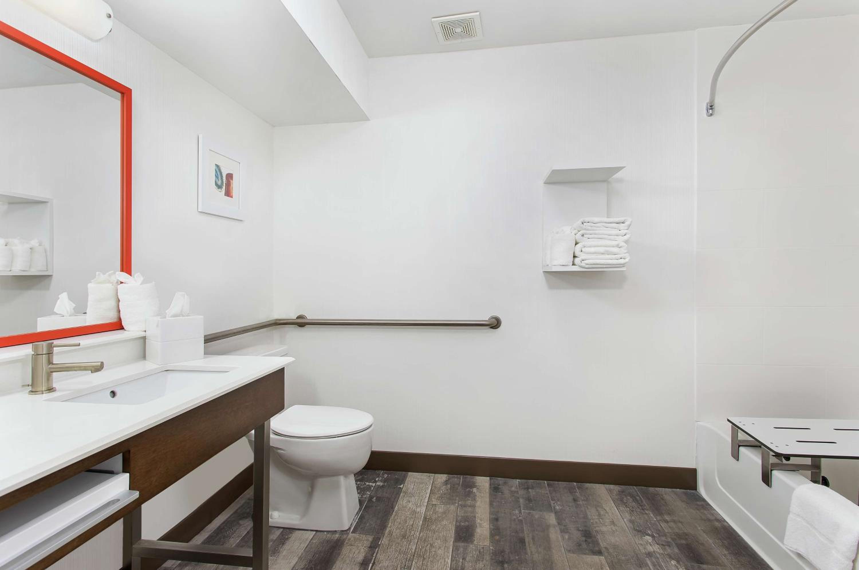 King Room with Accessible Tub - Mobility and Hearing Access/Non-Smoking - Photo 3