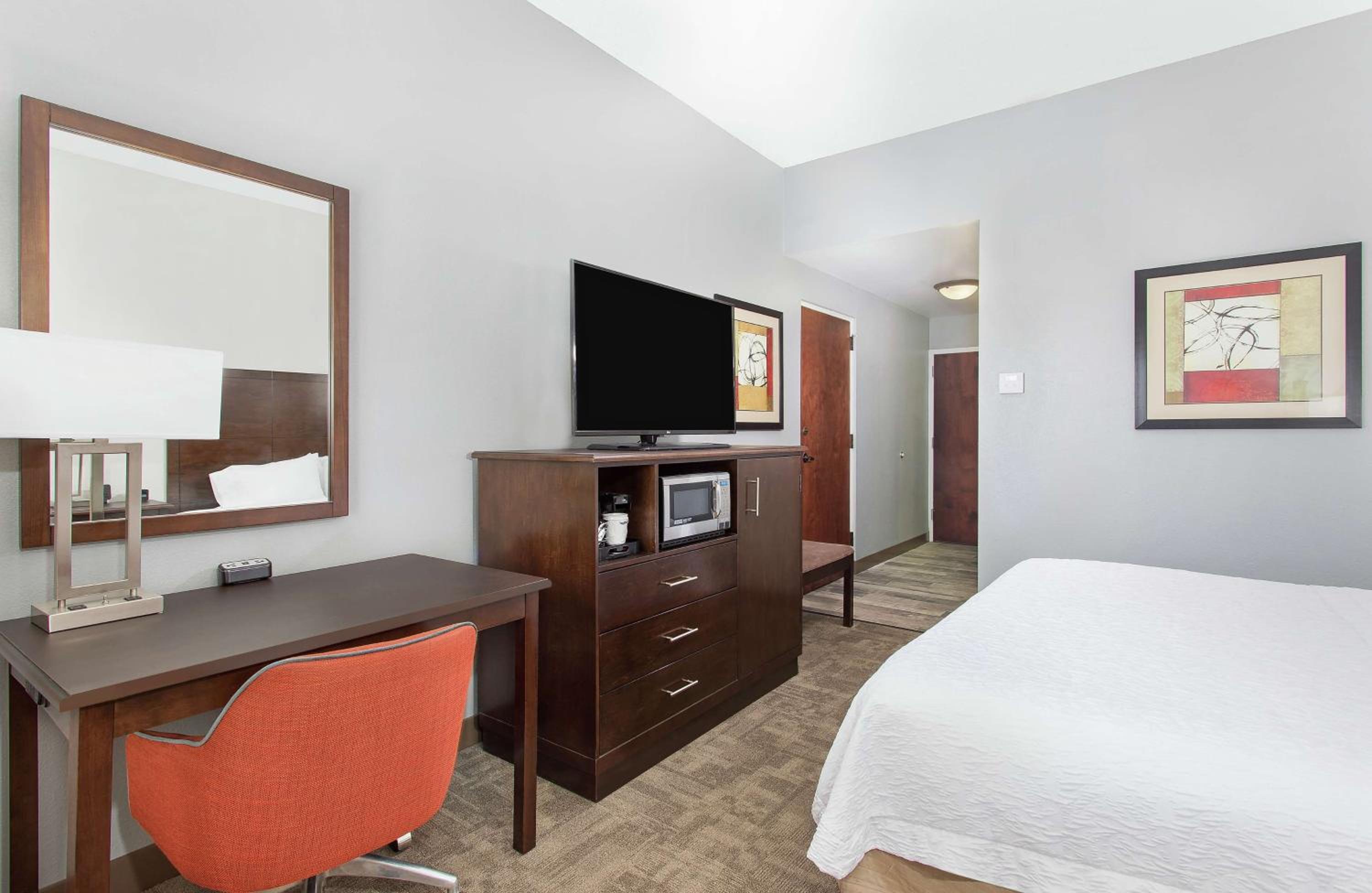 King Room with Accessible Tub - Mobility and Hearing Access/Non-Smoking - Photo 1