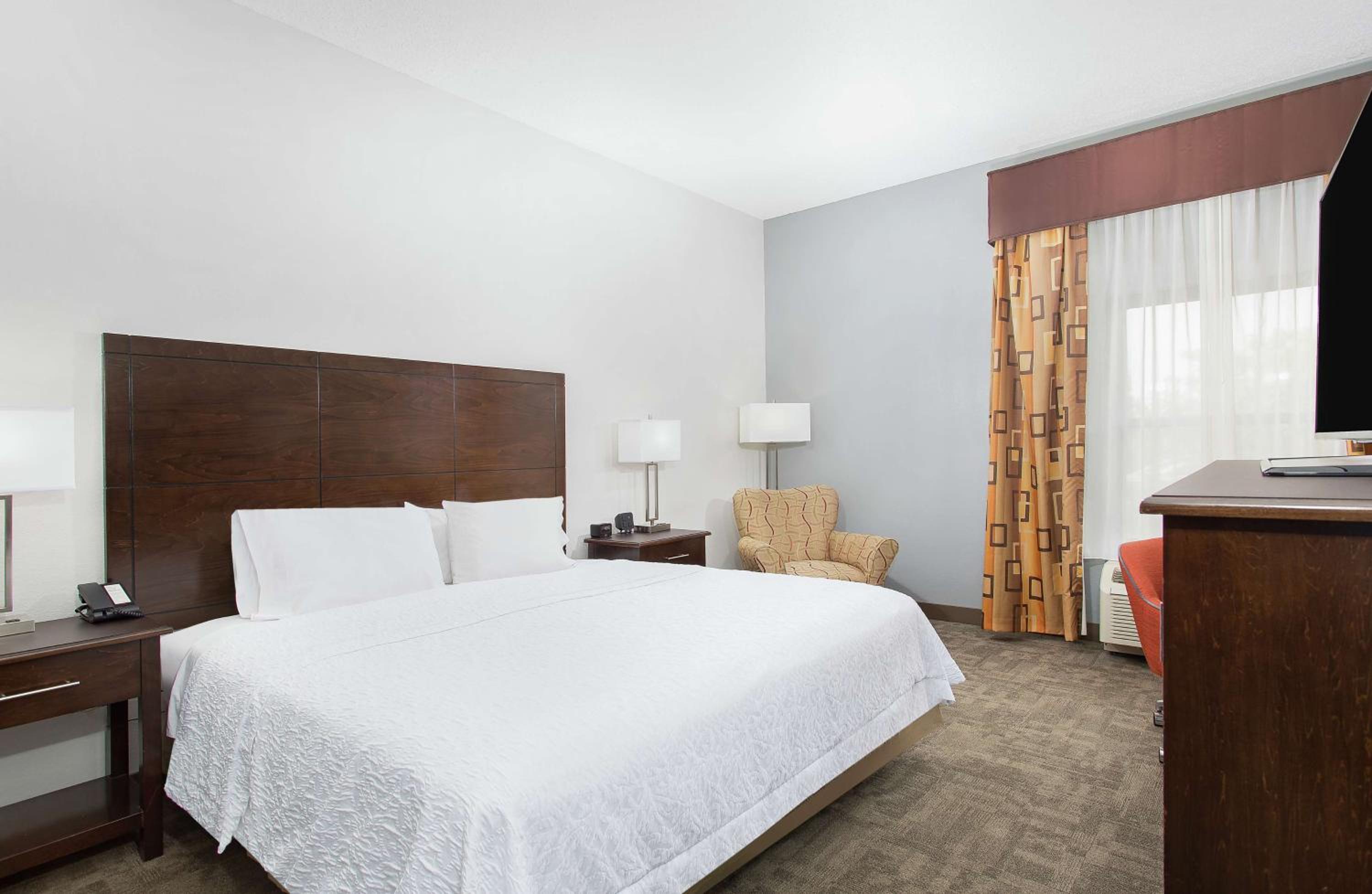 King Room with Accessible Tub - Mobility and Hearing Access/Non-Smoking - Photo 2