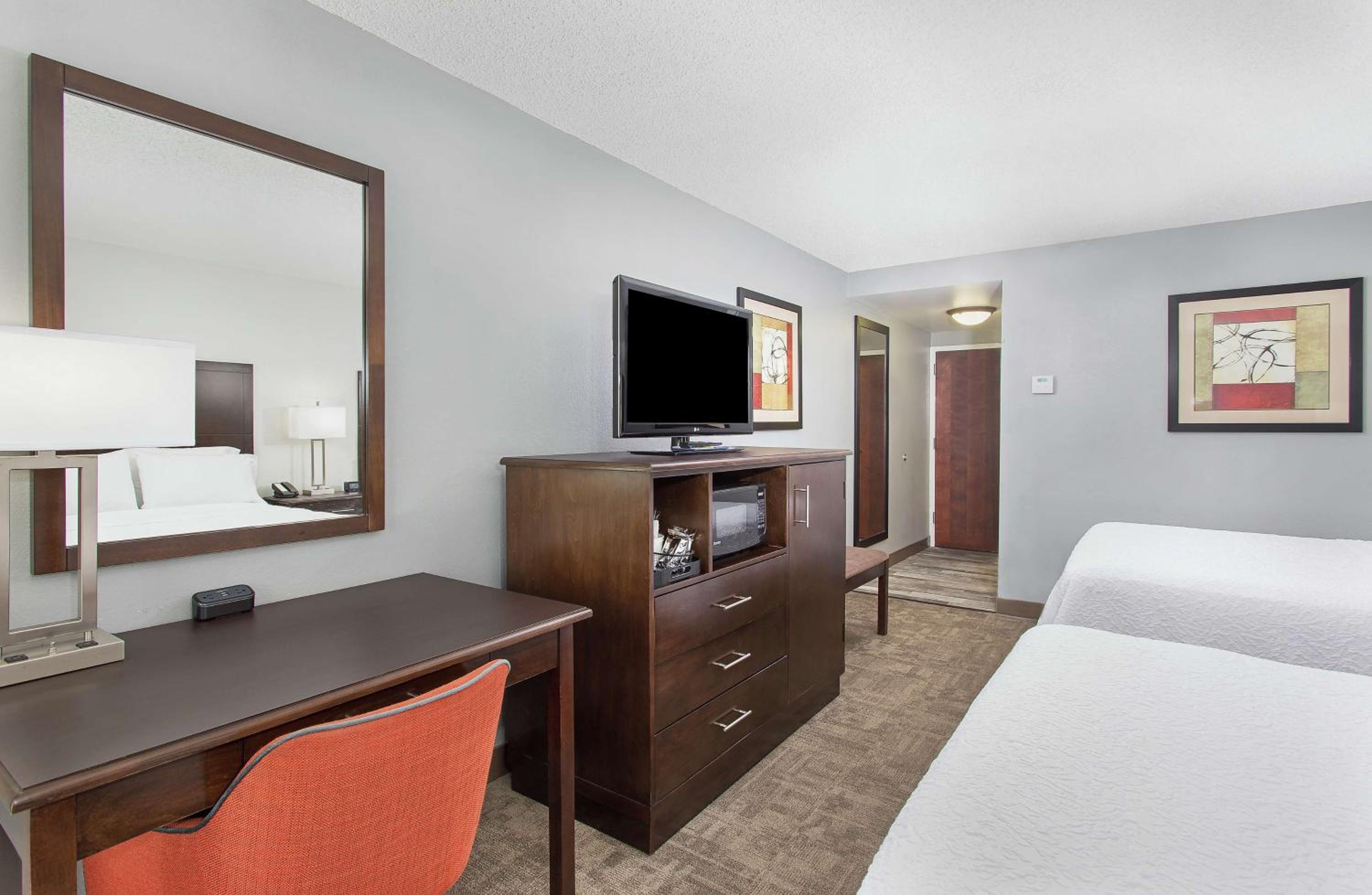 Queen Room with Two Queen Beds - Non-Smoking - Photo 2