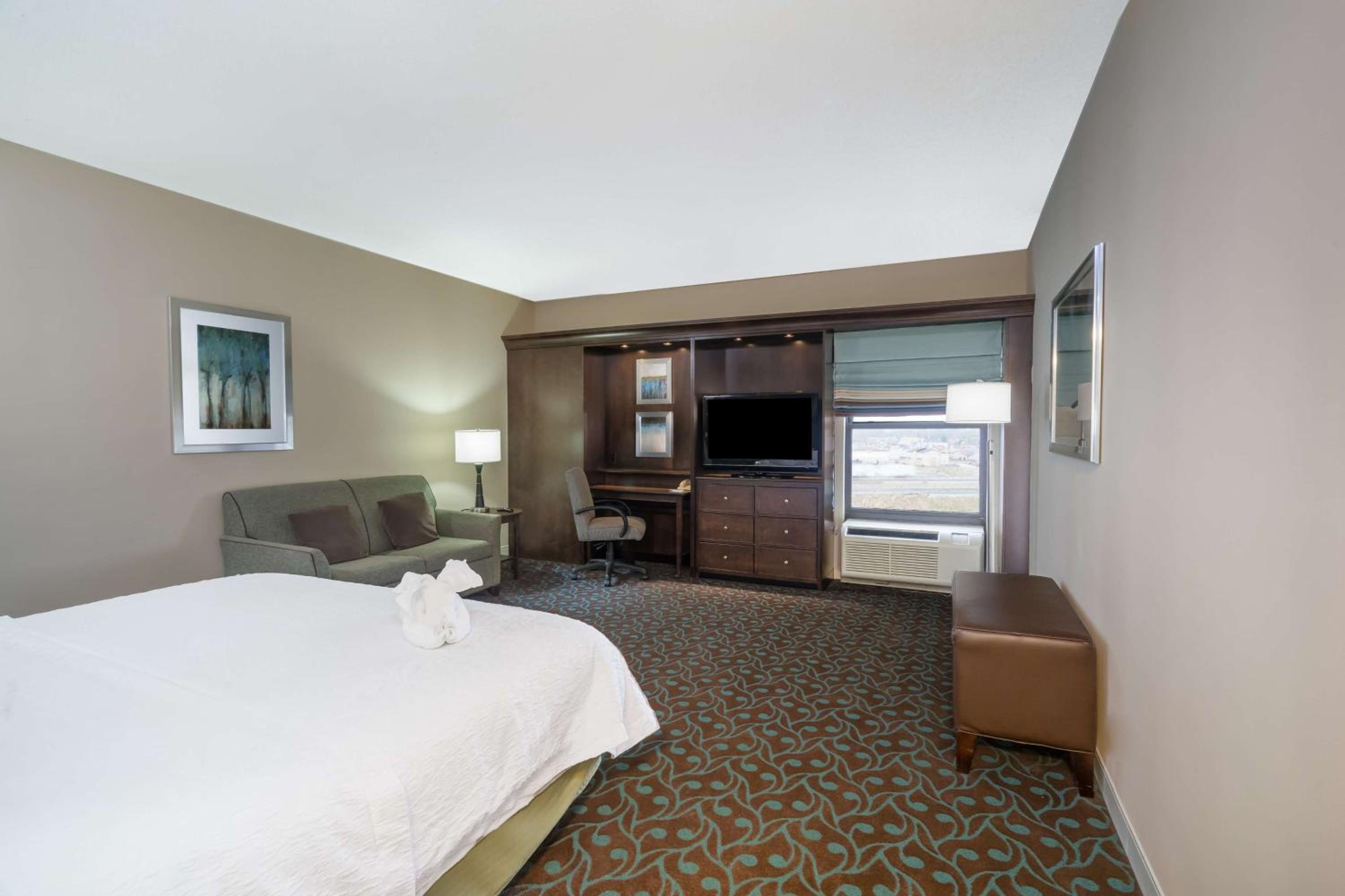 Deluxe King Room with Sofa Bed - Non-Smoking - Photo 1