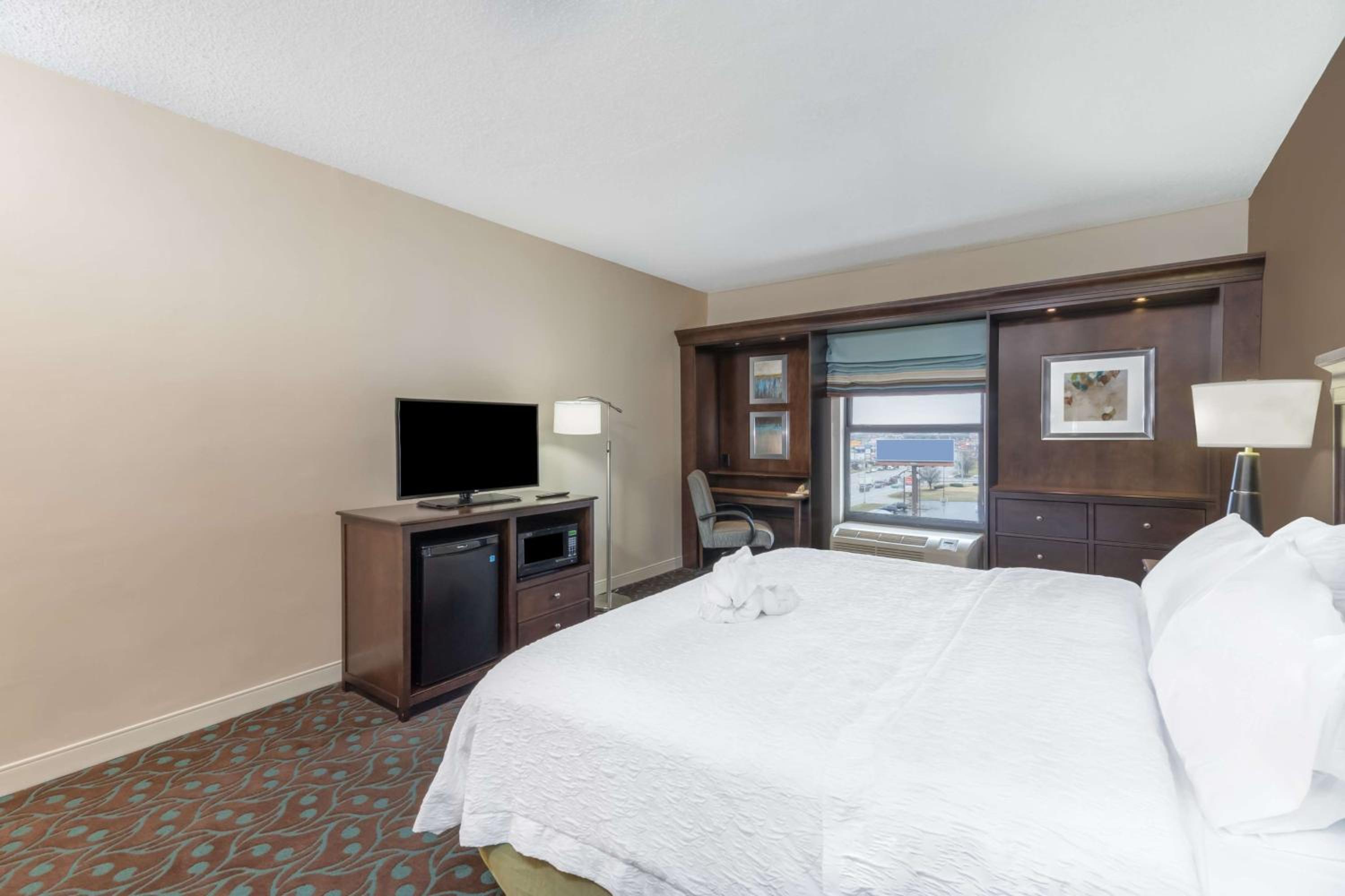 Standard King Room with Sofa Bed - Non-Smoking - Photo 2