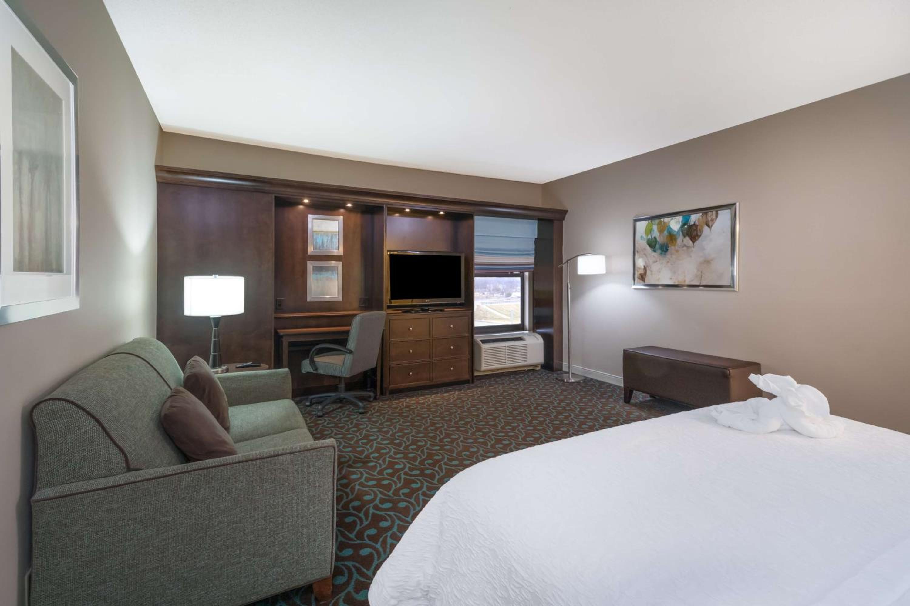 Deluxe King Room with Sofa Bed - Non-Smoking - Photo 2