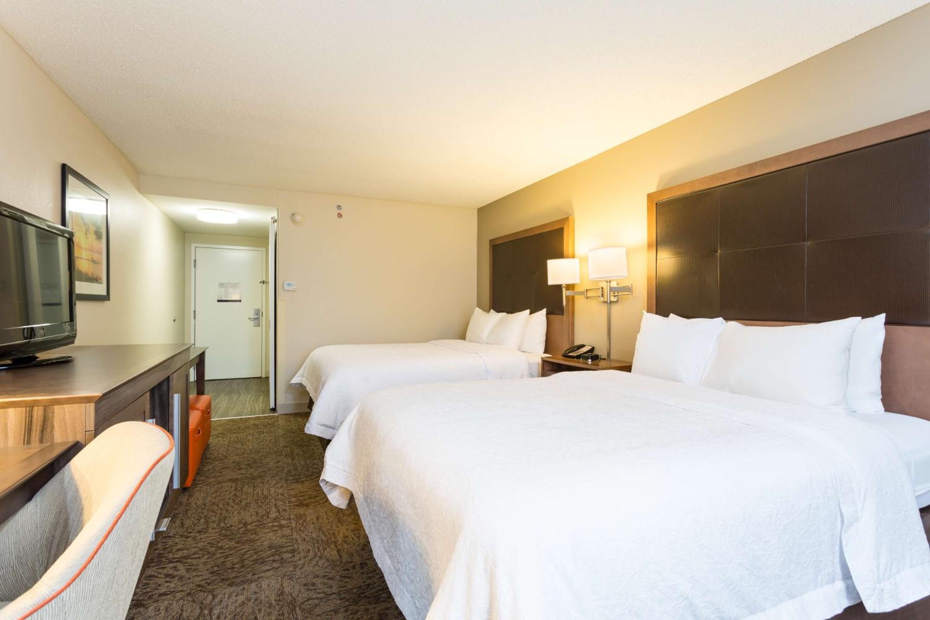 Room with Two Queen Beds - Non-Smoking - Photo 3