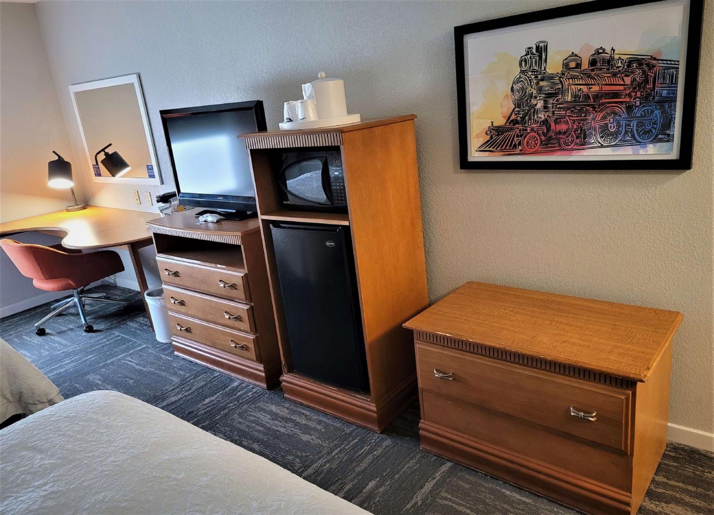 Room with Two Queen Beds - Non-Smoking - Photo 1
