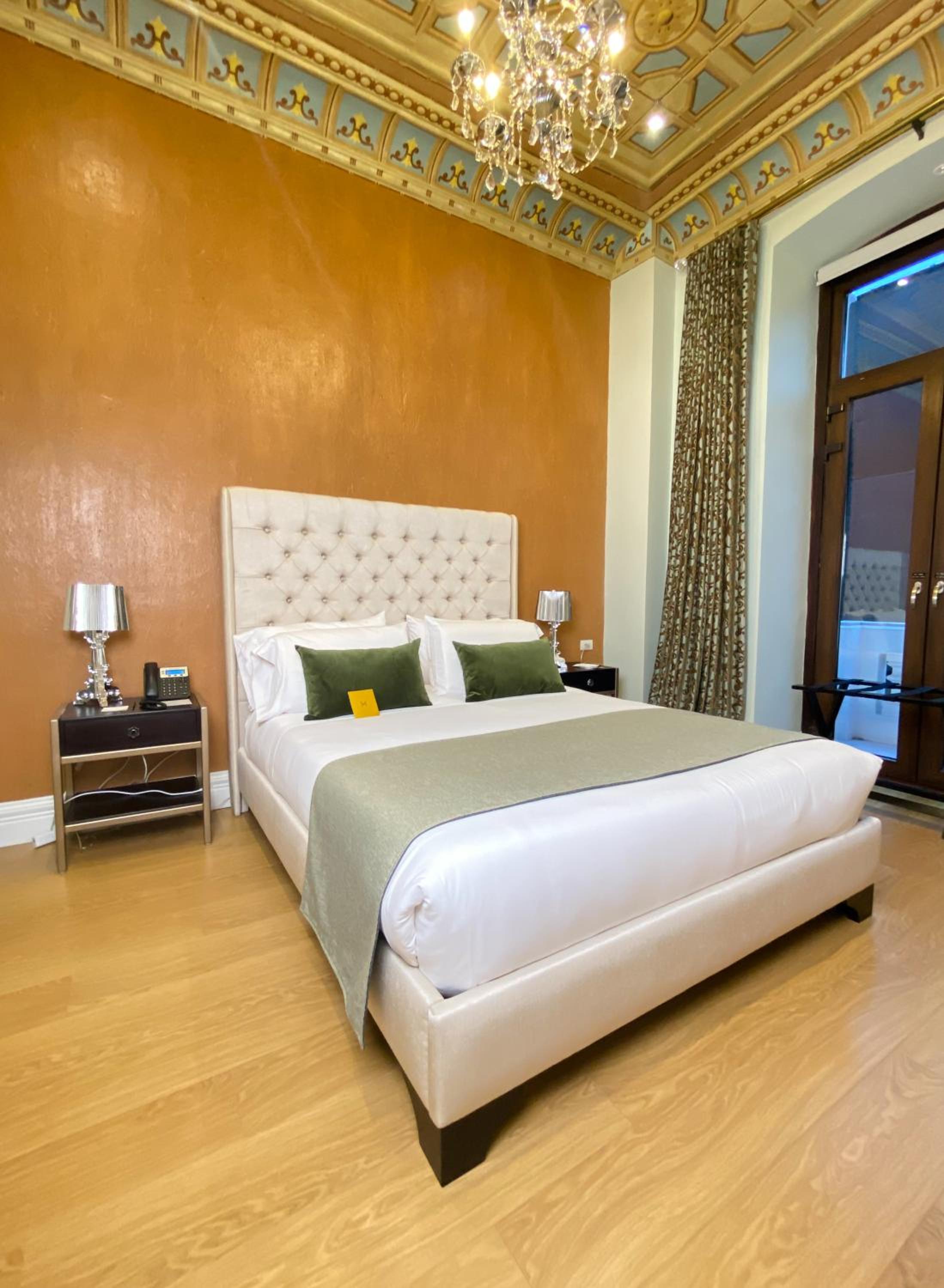 Deluxe Double Room with Balcony photo 2