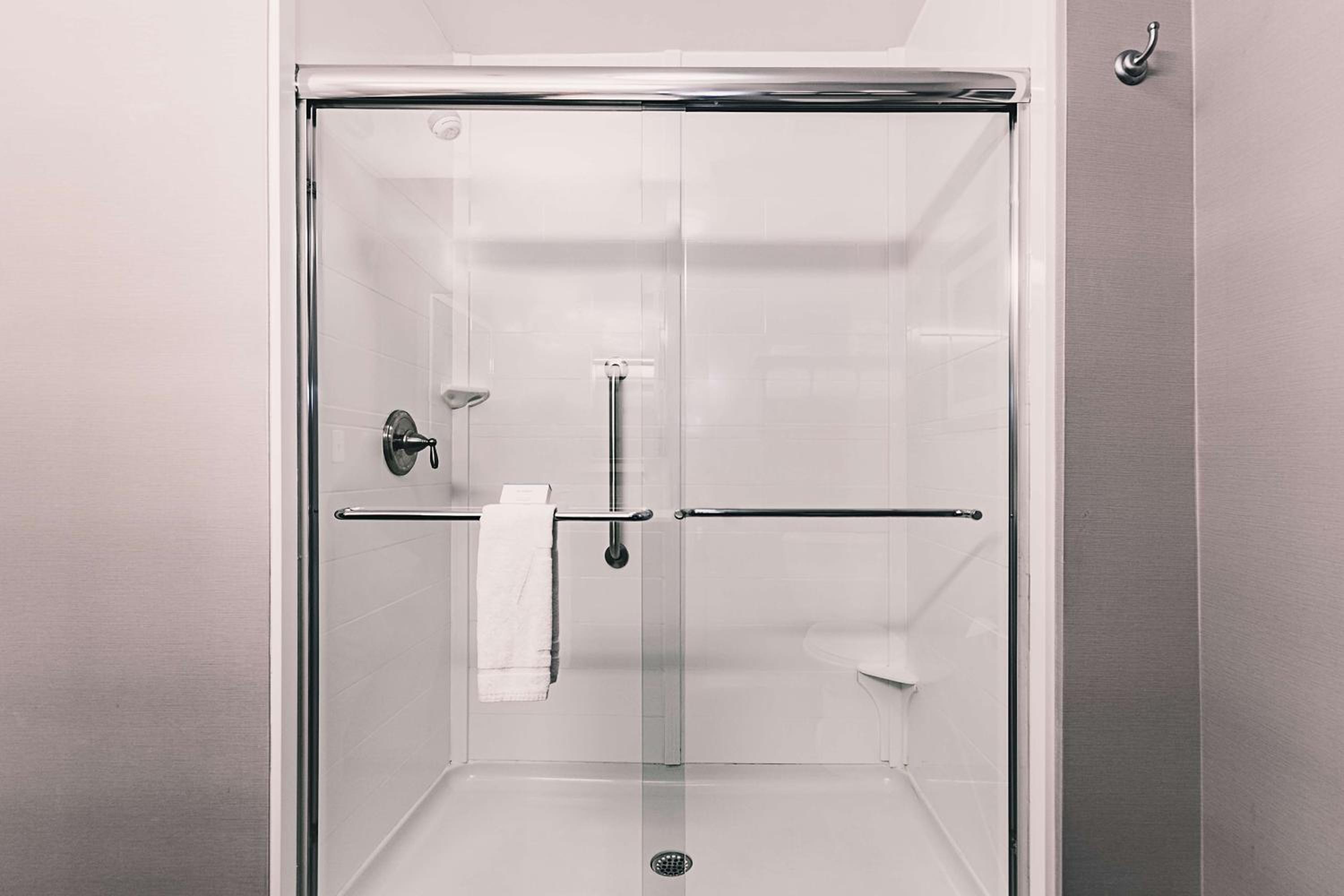 King Room With Spa Bath - Non-Smoking photo 3