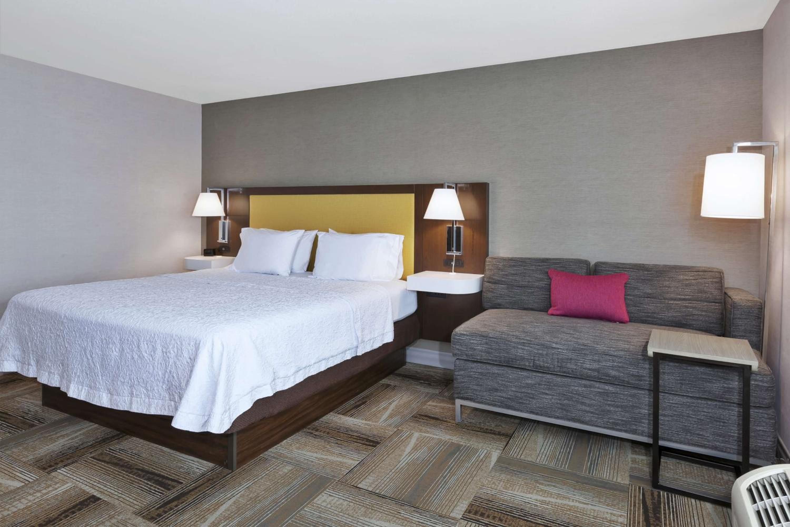King Room with King Bed - Non-Smoking - Photo 1
