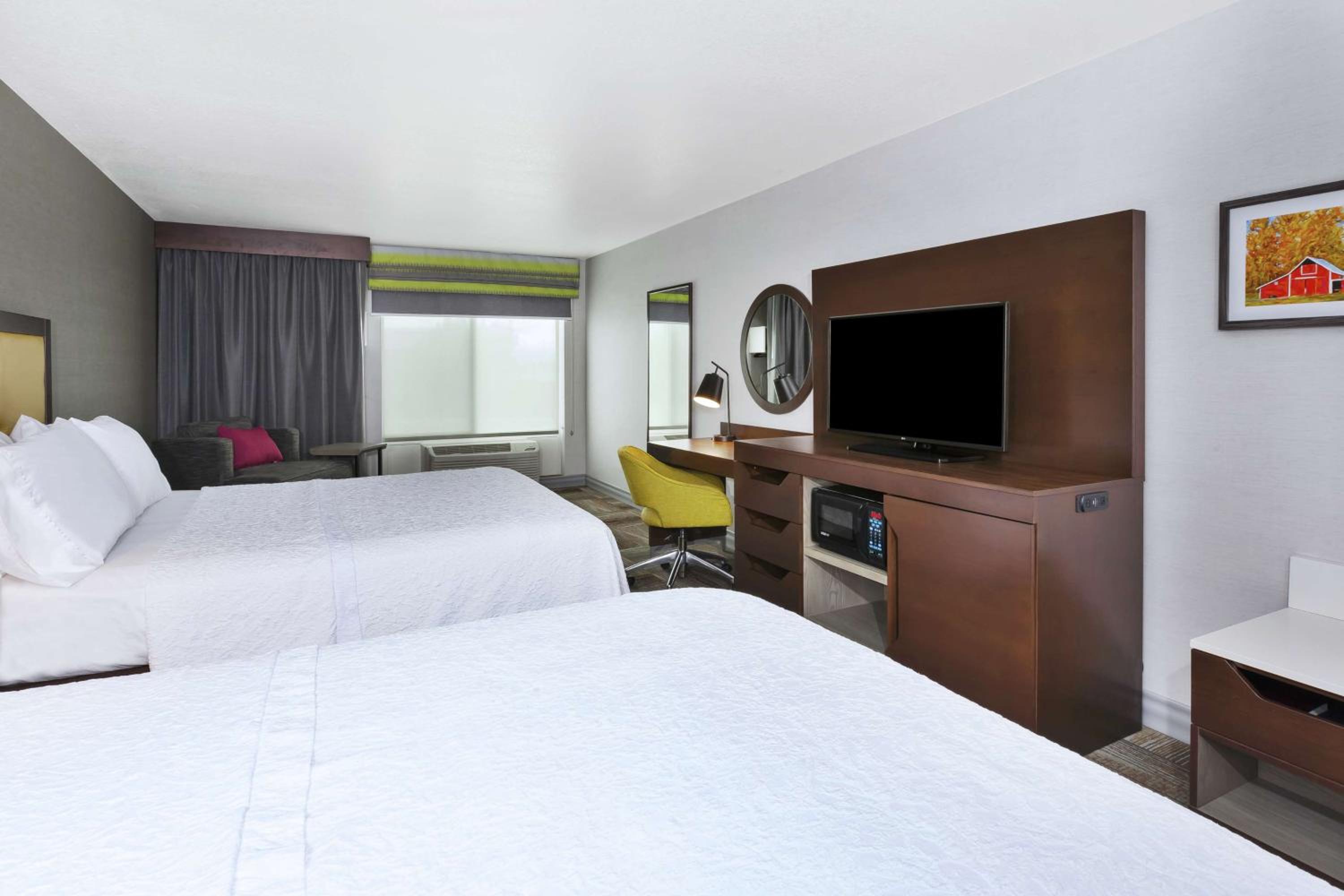 Room with Two Queen Beds - Non-Smoking - Photo 3
