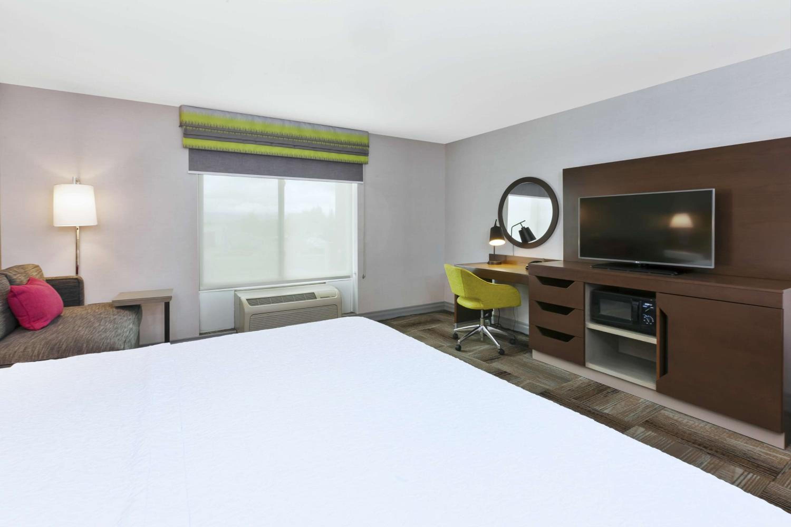King Room with King Bed - Non-Smoking - Photo 3