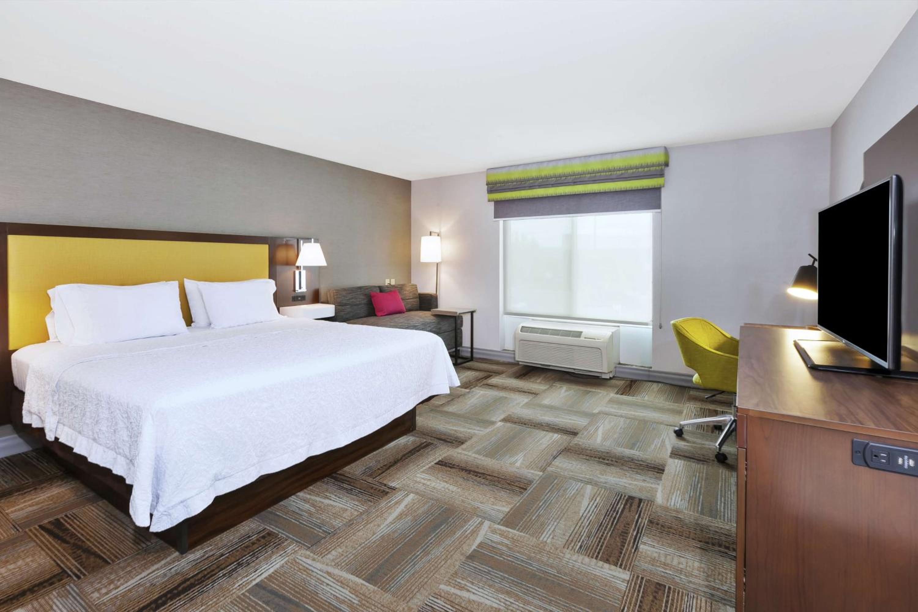 King Room with King Bed - Non-Smoking - Photo 2