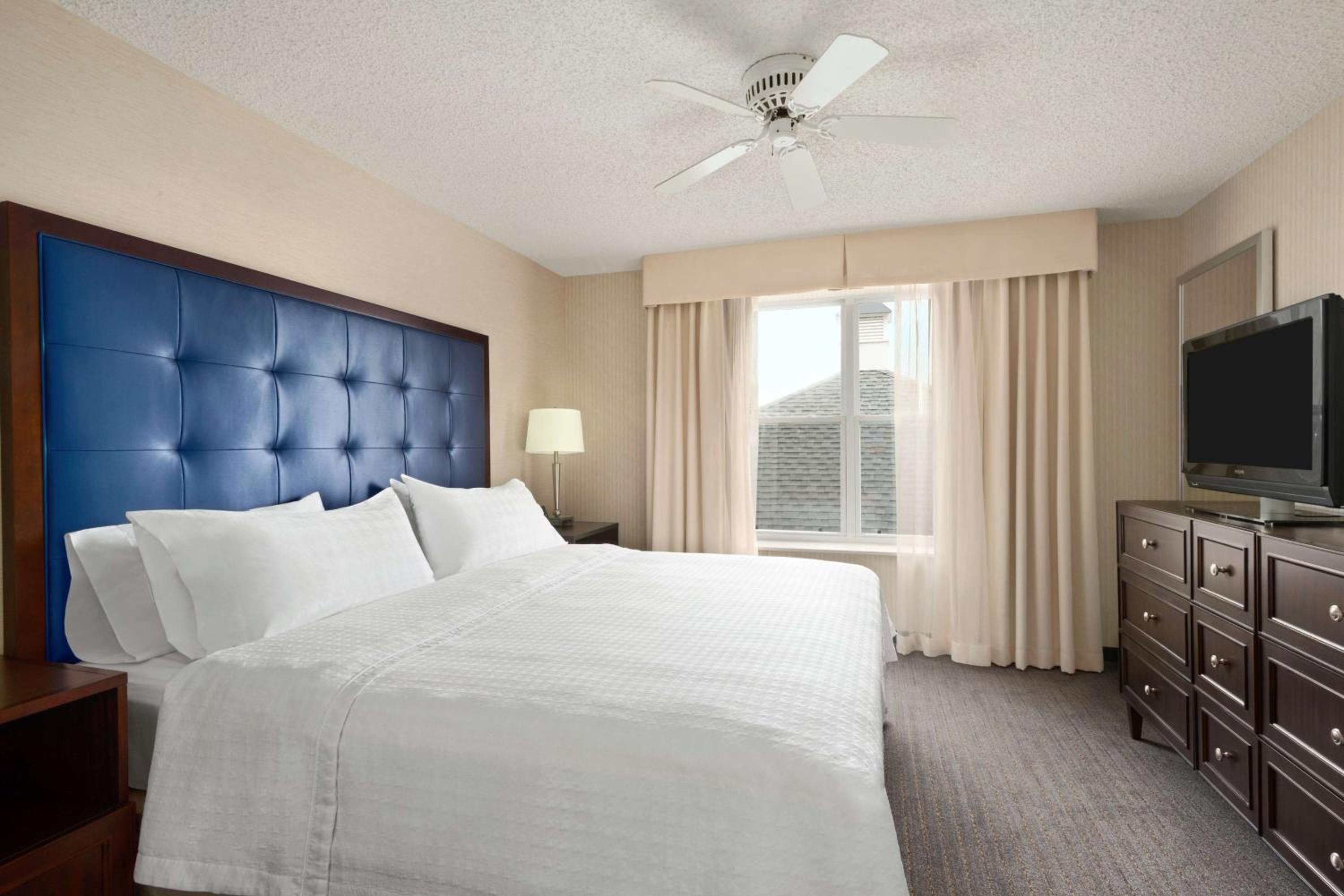 King Suite - Non-Smoking photo 2