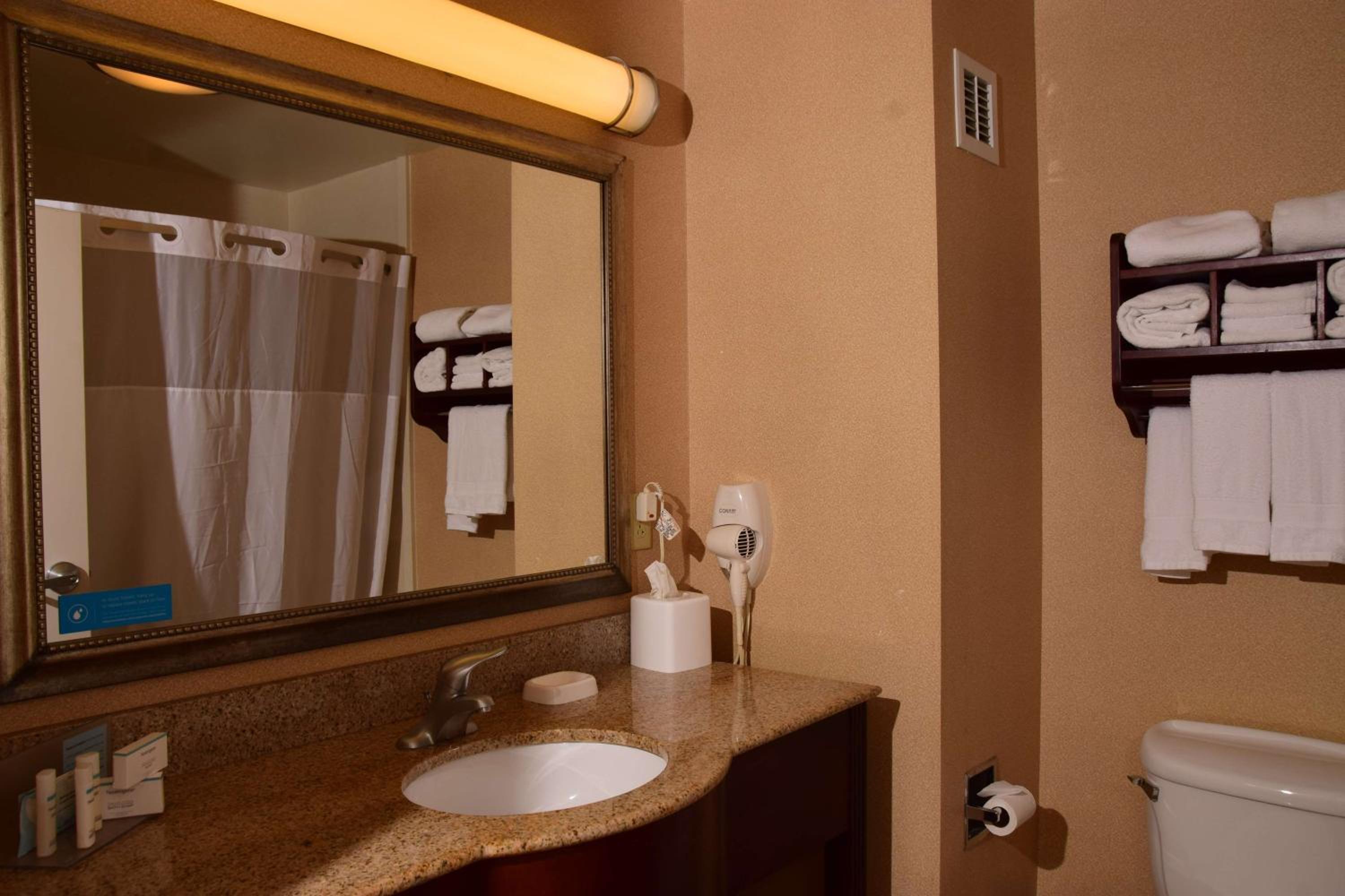 Room with Two Queen Beds - Non-Smoking photo 3