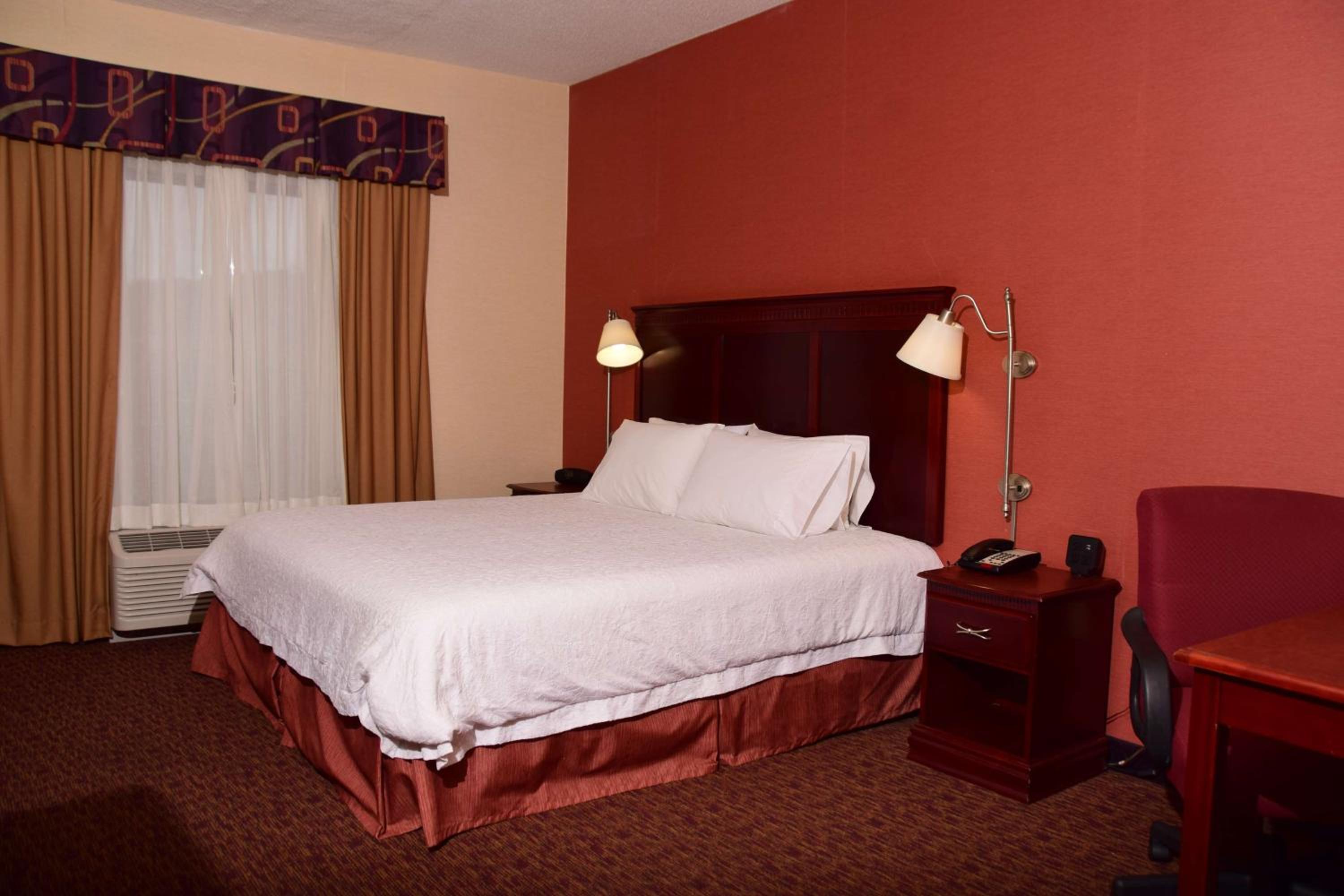 King Room with Roll-In Shower - Mobility and Hearing Access/Non-Smoking photo 2