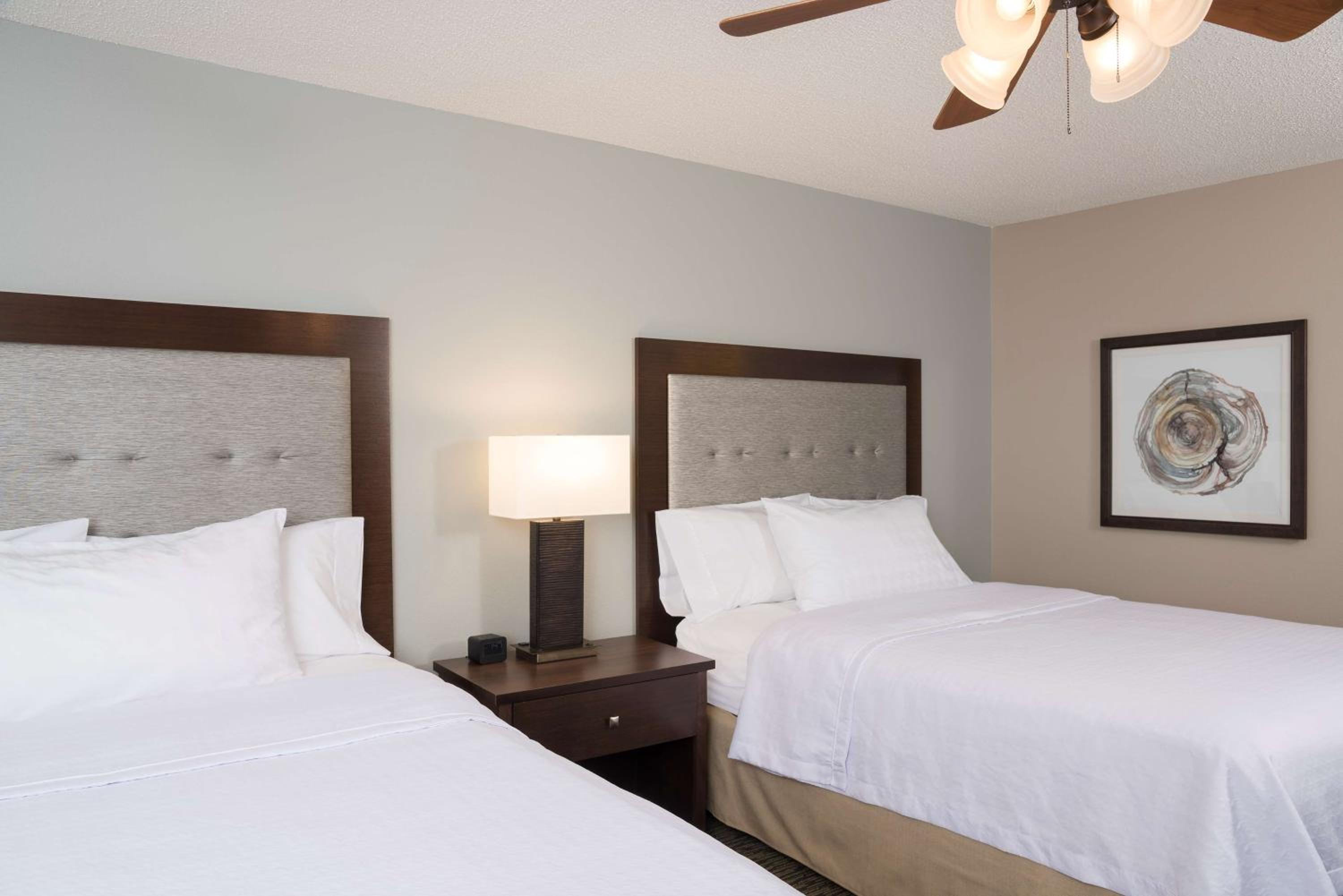 One-Bedroom Queen Suite with Two Queen Beds - Non-Smoking - Photo 3