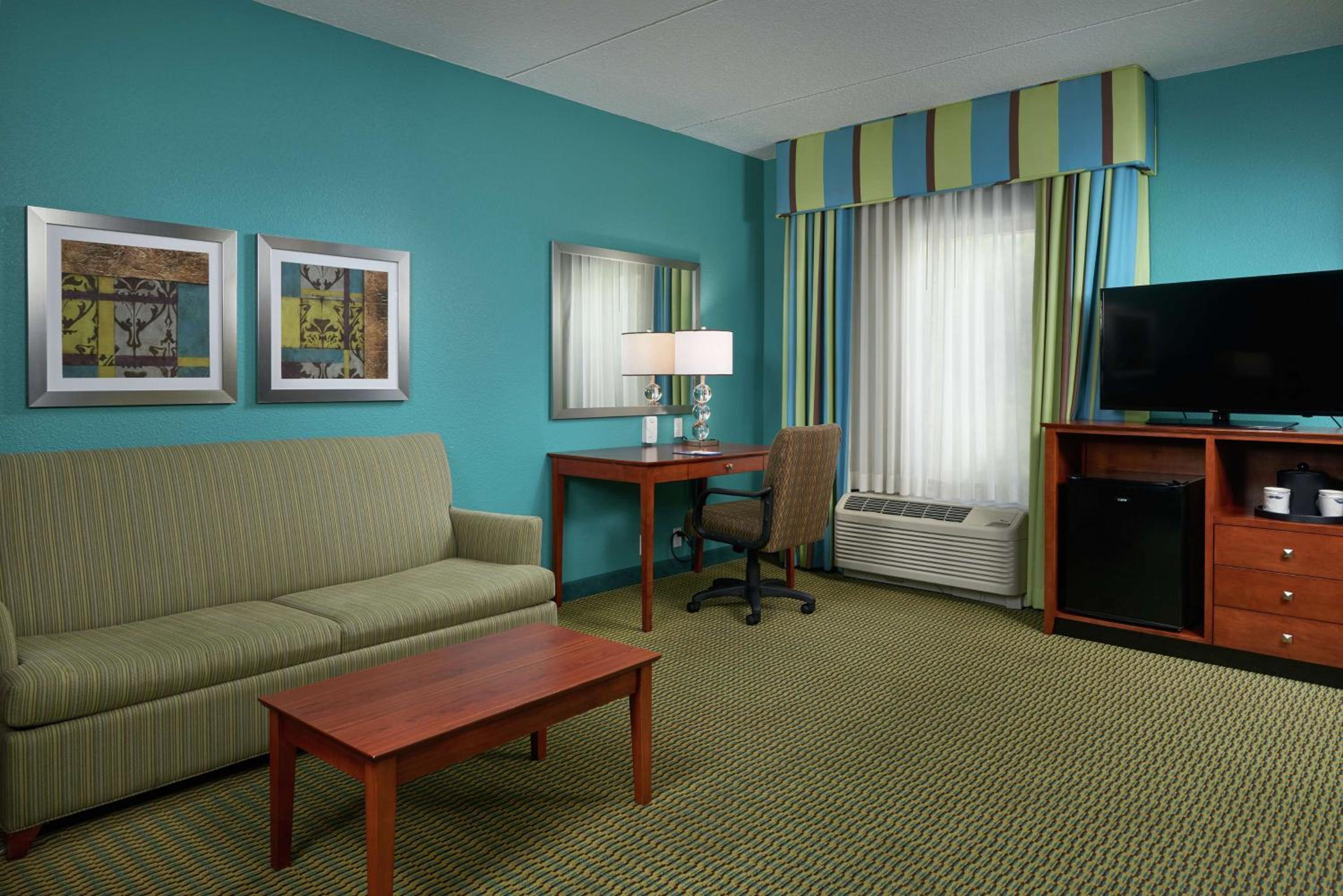 King Room with King Bed - Non-Smoking - Photo 4