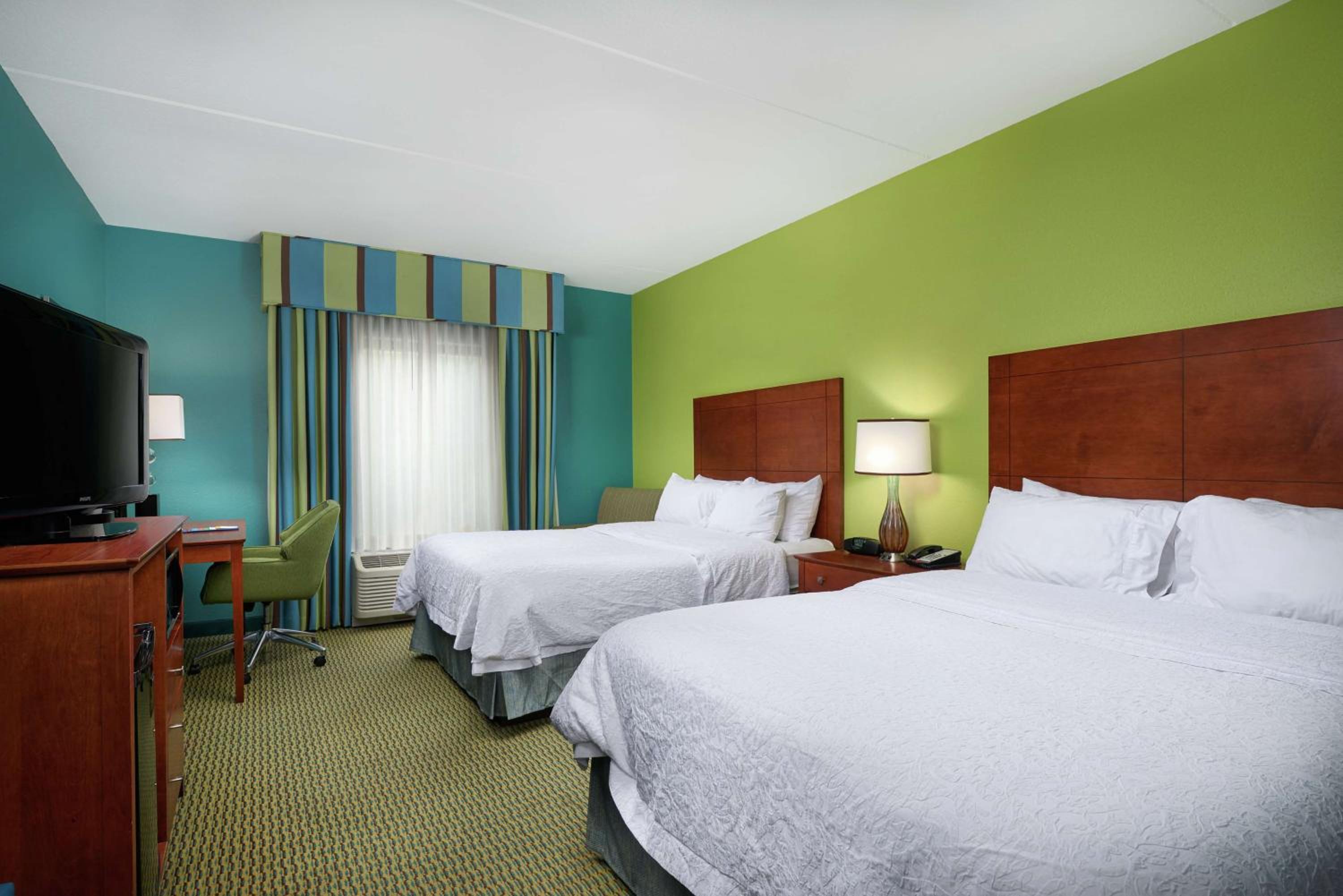 Room with Two Queen Beds - Non-Smoking - Photo 3