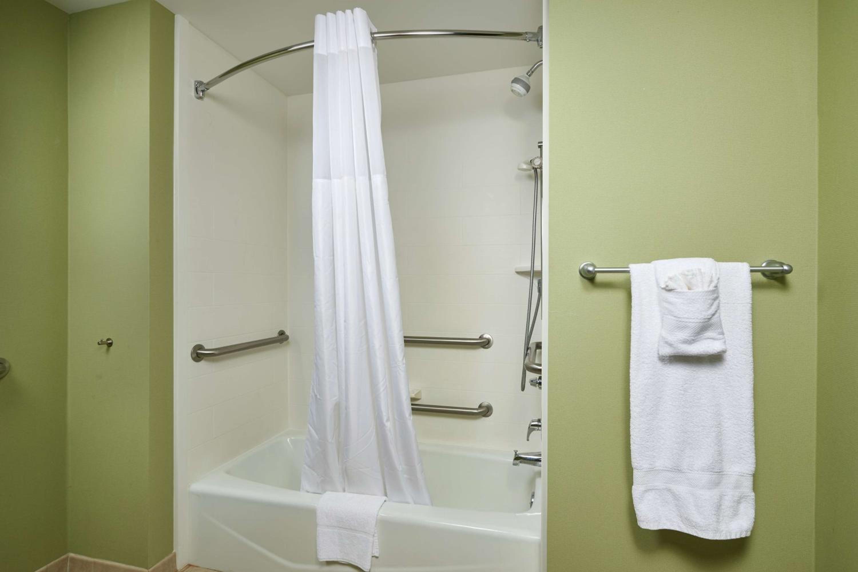 Queen Room with Two Queen Beds - Mobility and Hearing Access/Non-Smoking - Photo 4