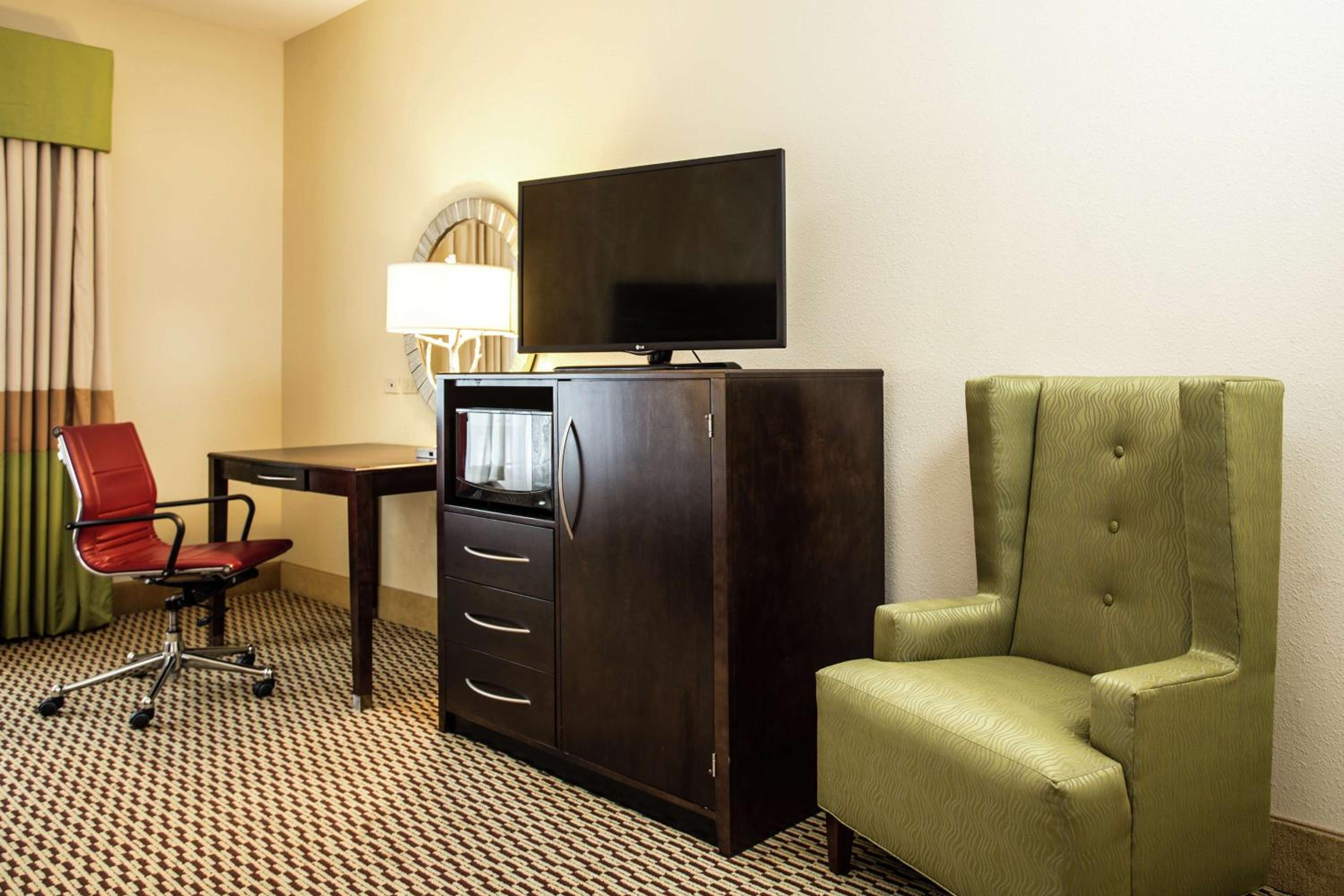Queen Room with Two Queen Beds - Mobility and Hearing Access/Non-Smoking photo 1