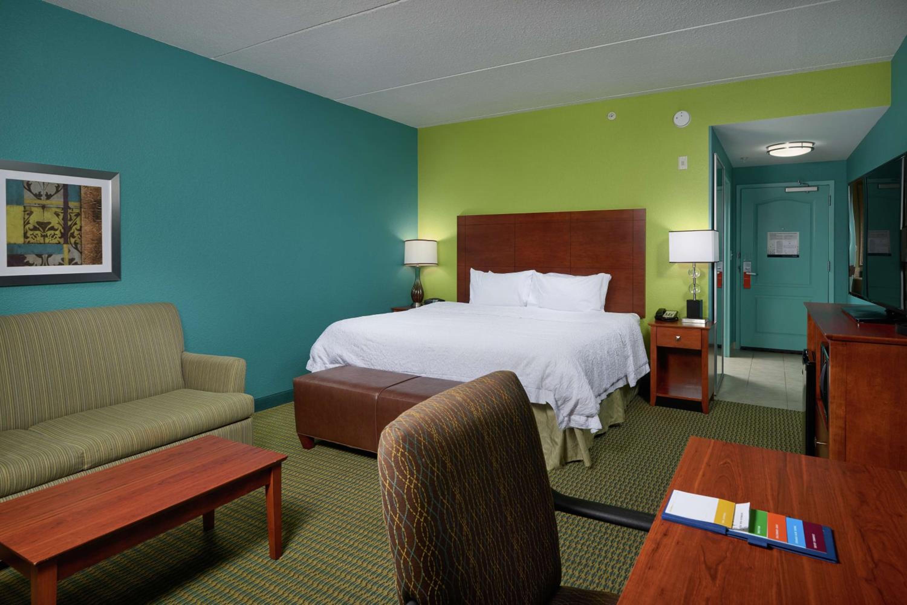 King Room with King Bed - Non-Smoking - Photo 1