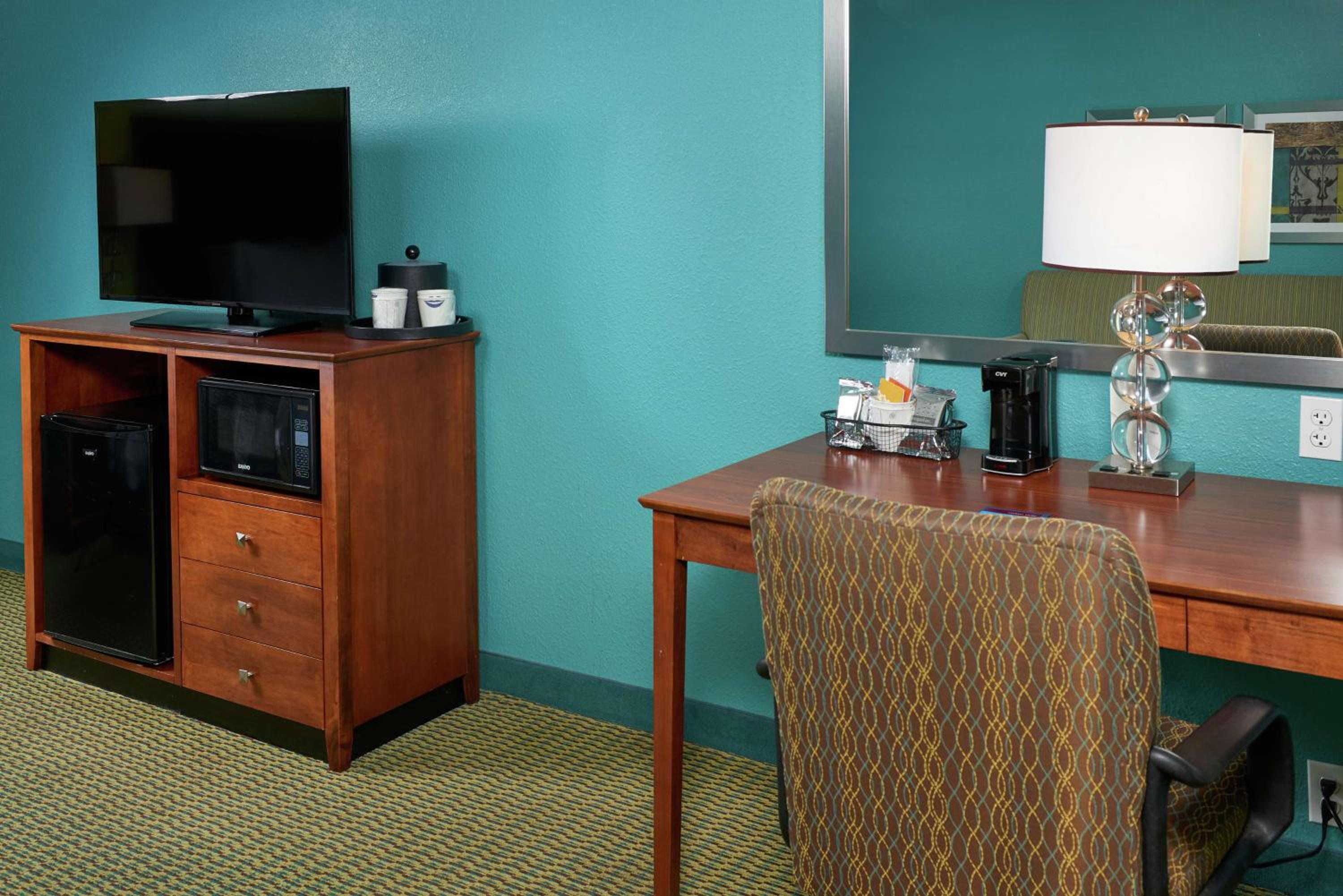 King Room with King Bed - Non-Smoking - Photo 3