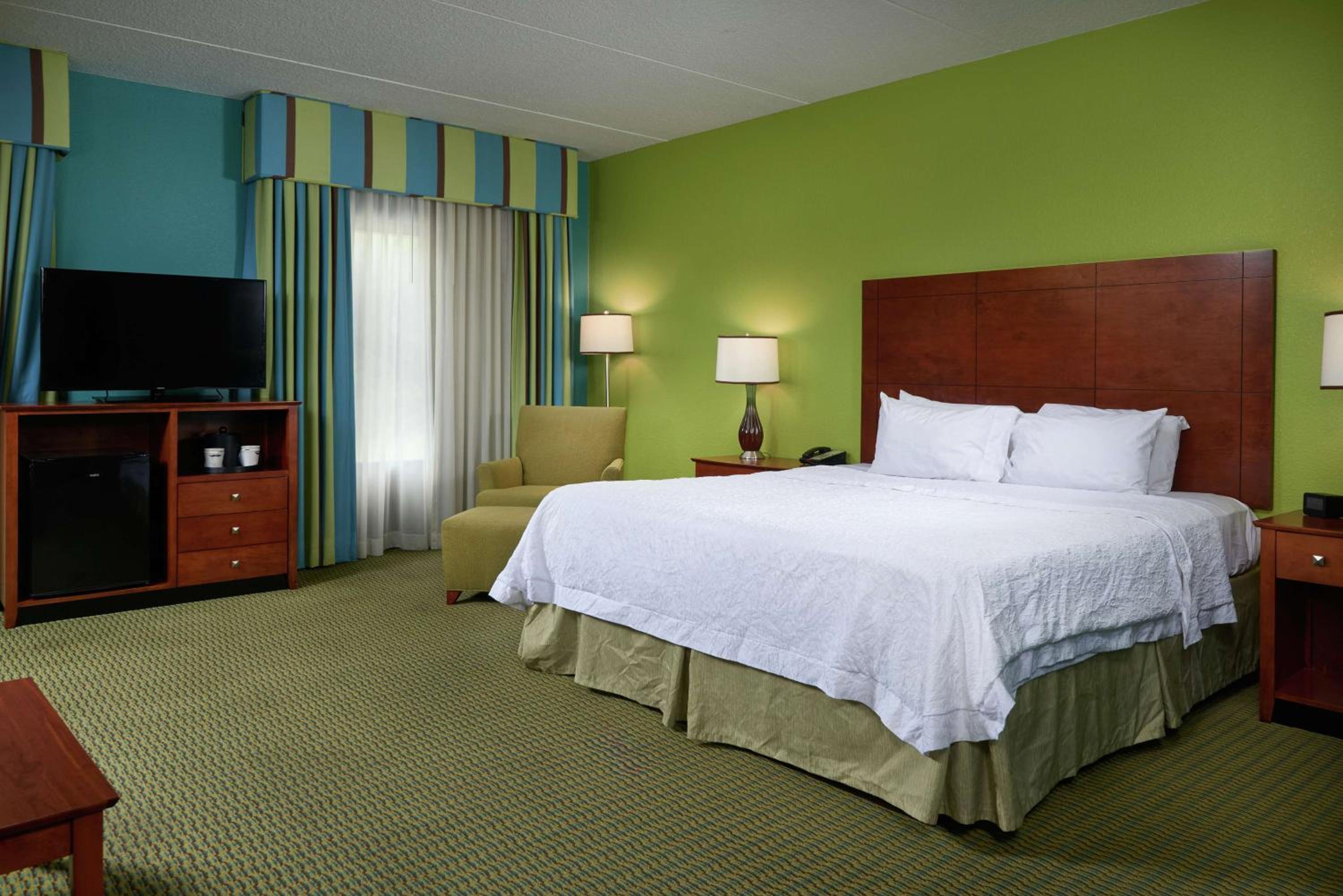 King Room with King Bed - Non-Smoking - Photo 5