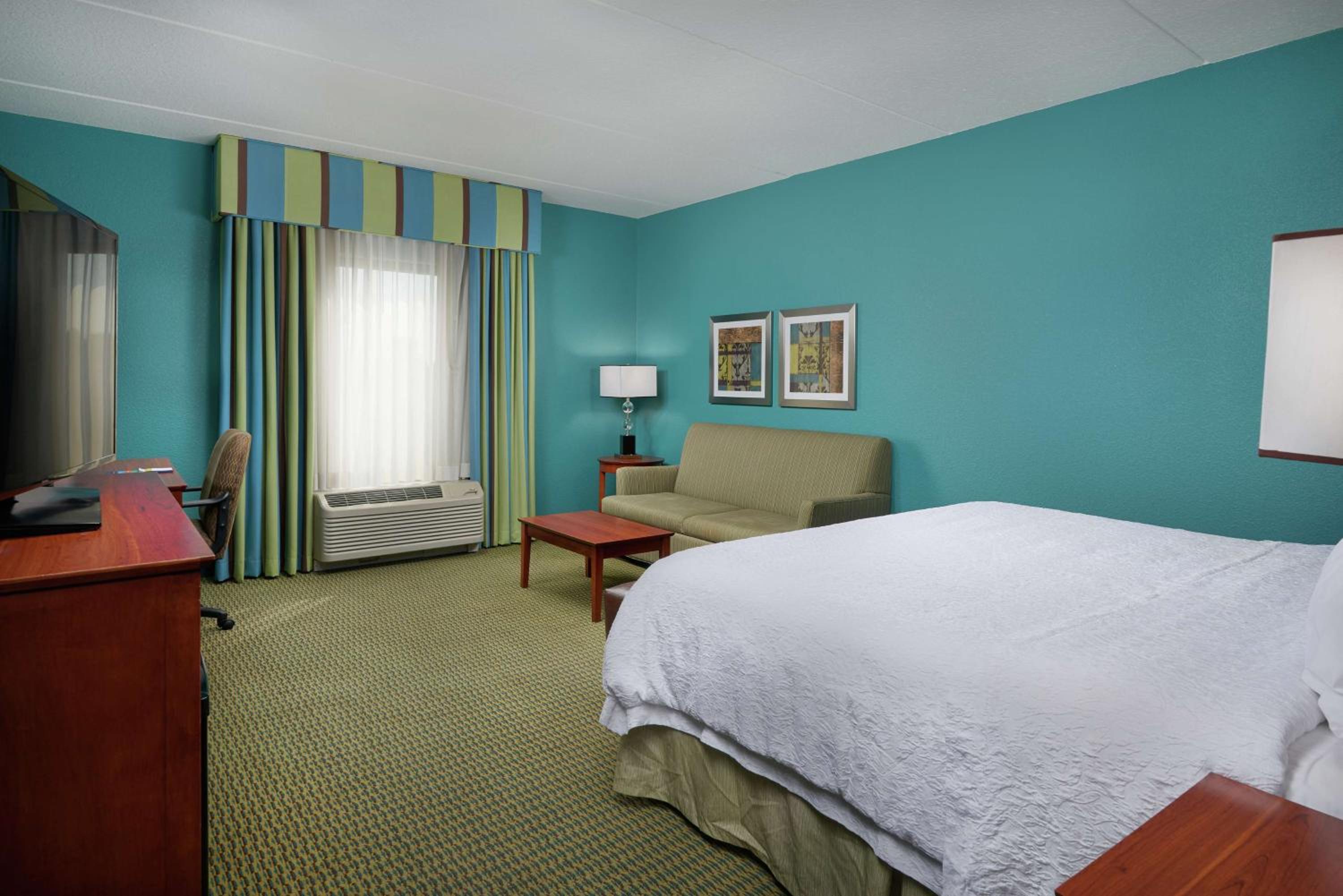 King Room with King Bed - Non-Smoking - Photo 6