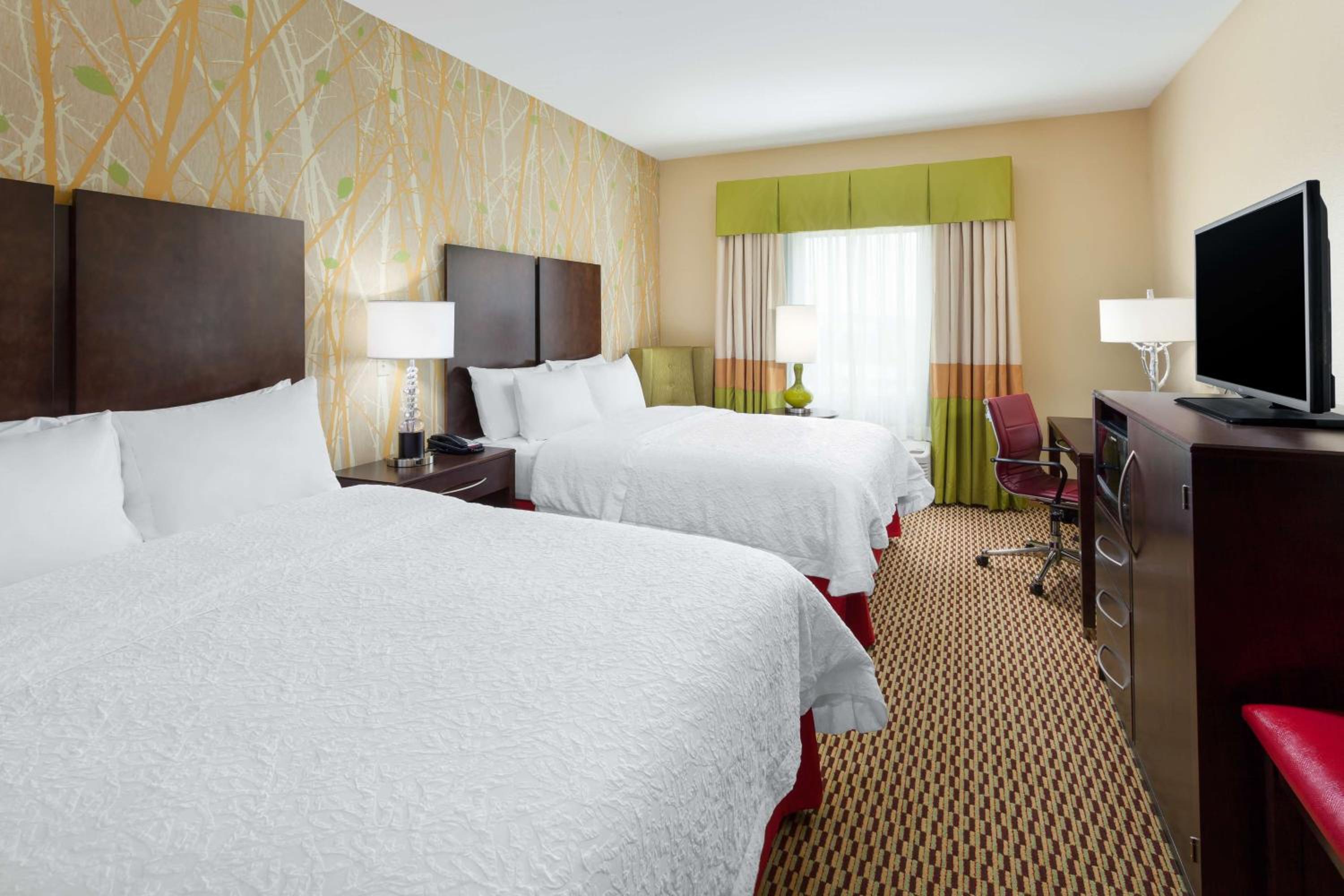Queen Room with Two Queen Beds (4 Adults) photo 3