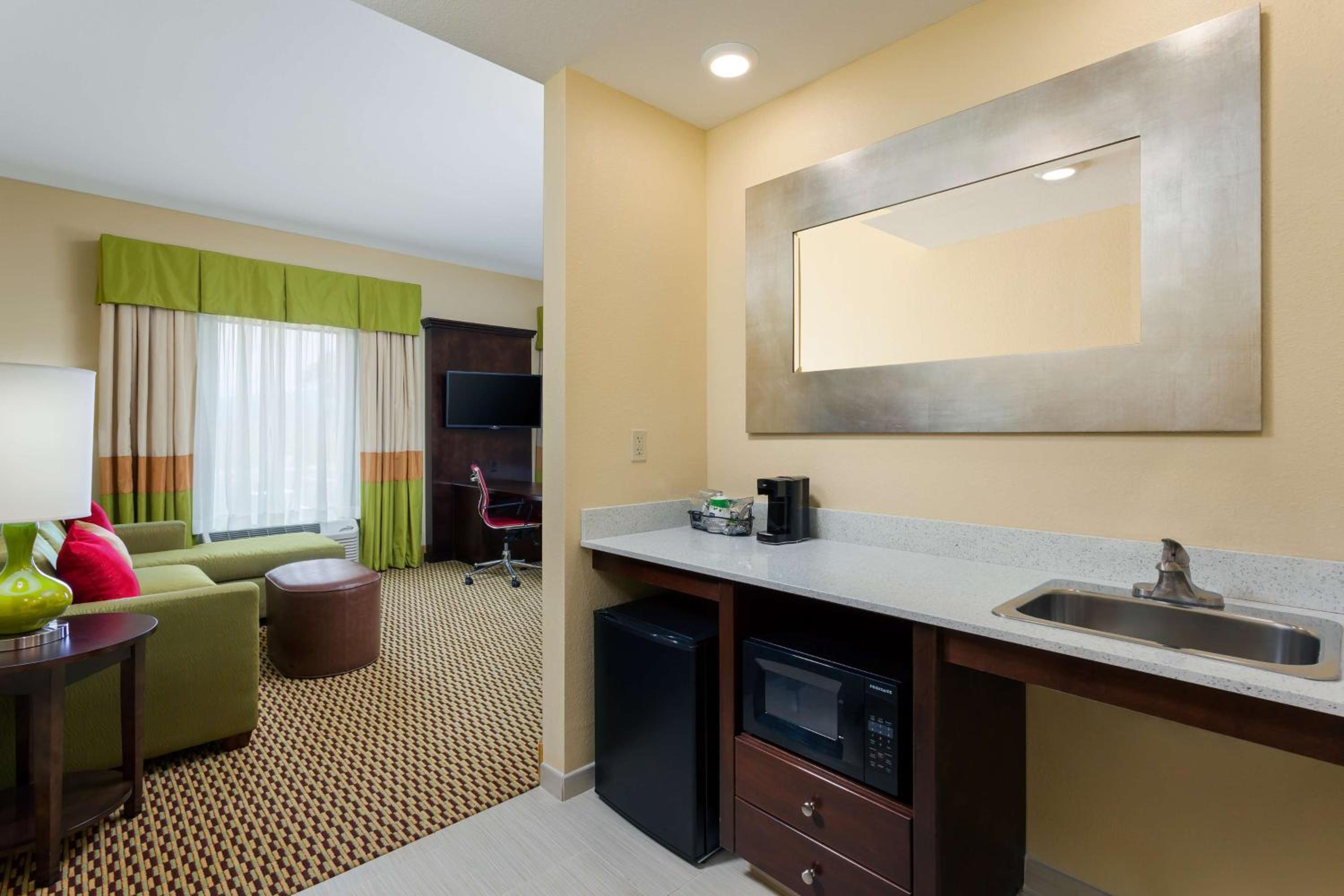 King Studio with Roll-In Shower - Mobility and Hearing Access/Non-Smoking photo 3