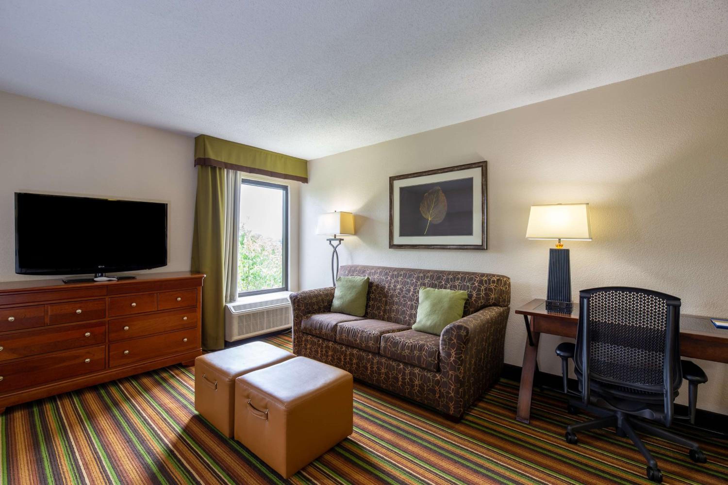Executive King Suite - Non-Smoking - Photo 2