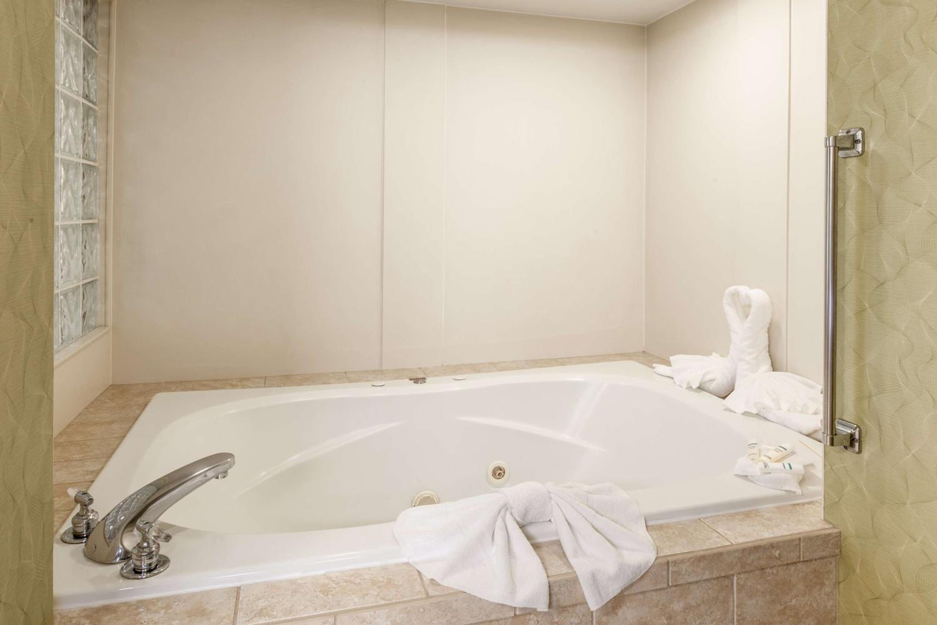 Executive King Suite - Non-Smoking - Photo 4