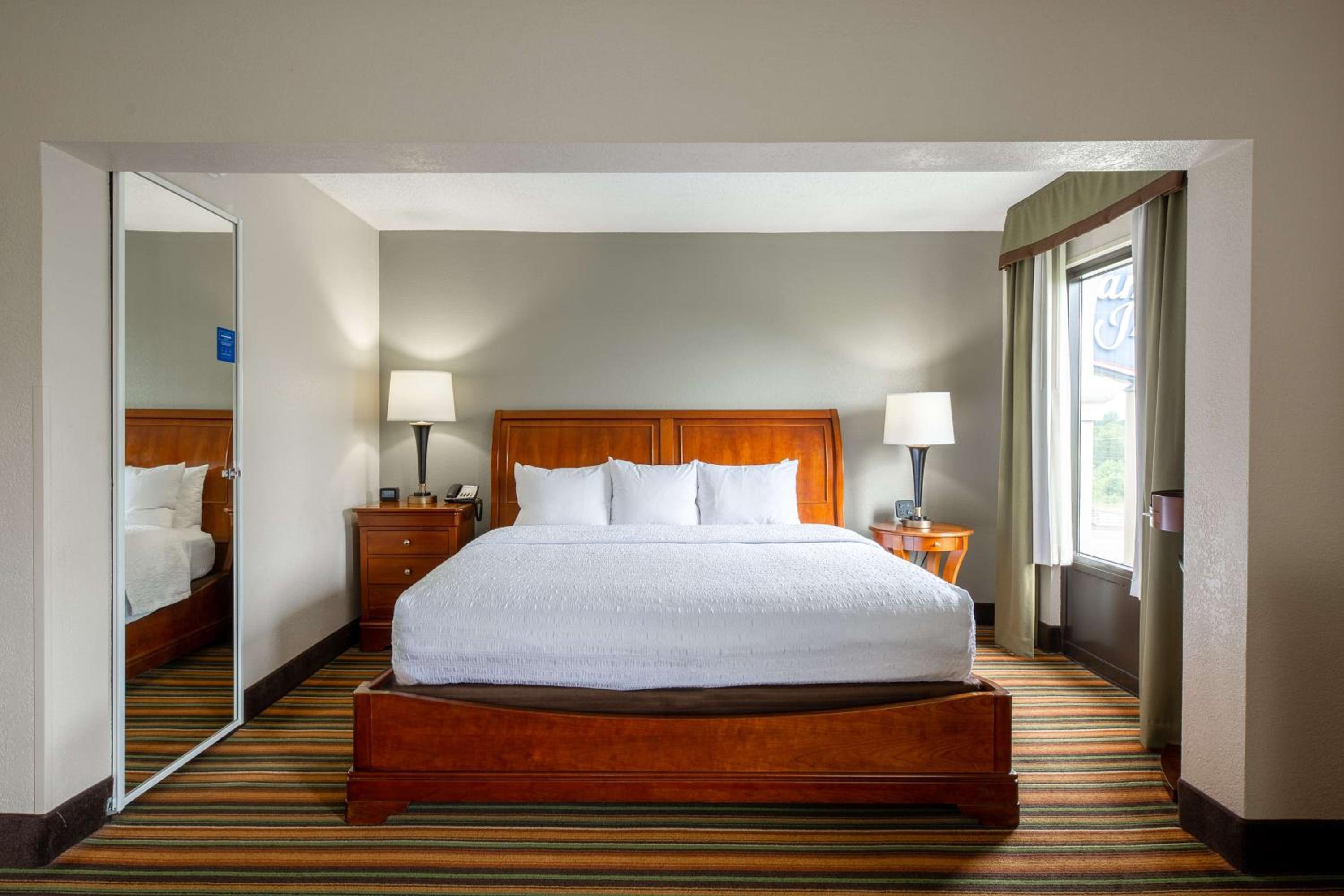 Executive King Suite - Non-Smoking - Photo 5