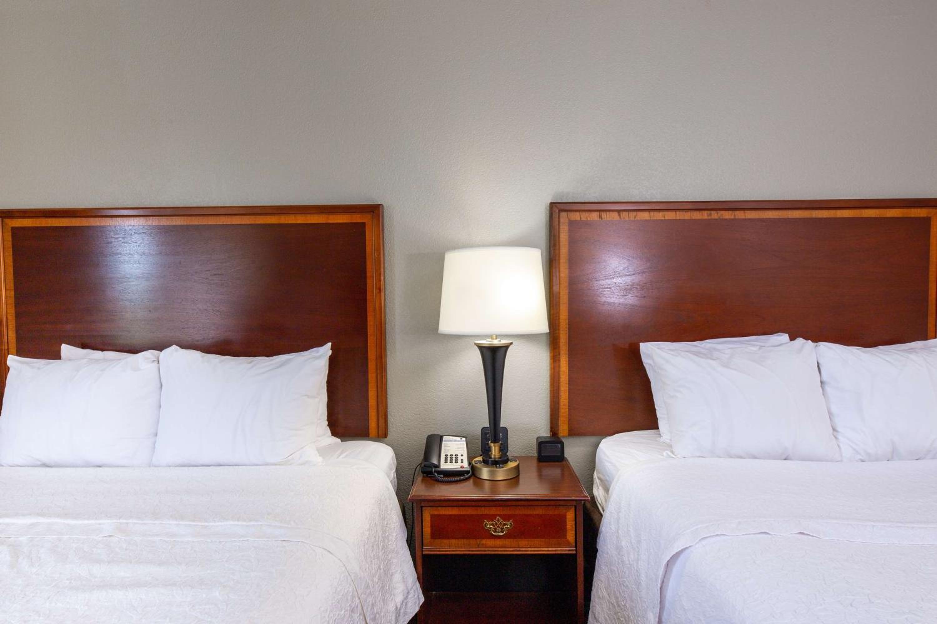 Room with Two Queen Beds - Non-Smoking - Photo 2