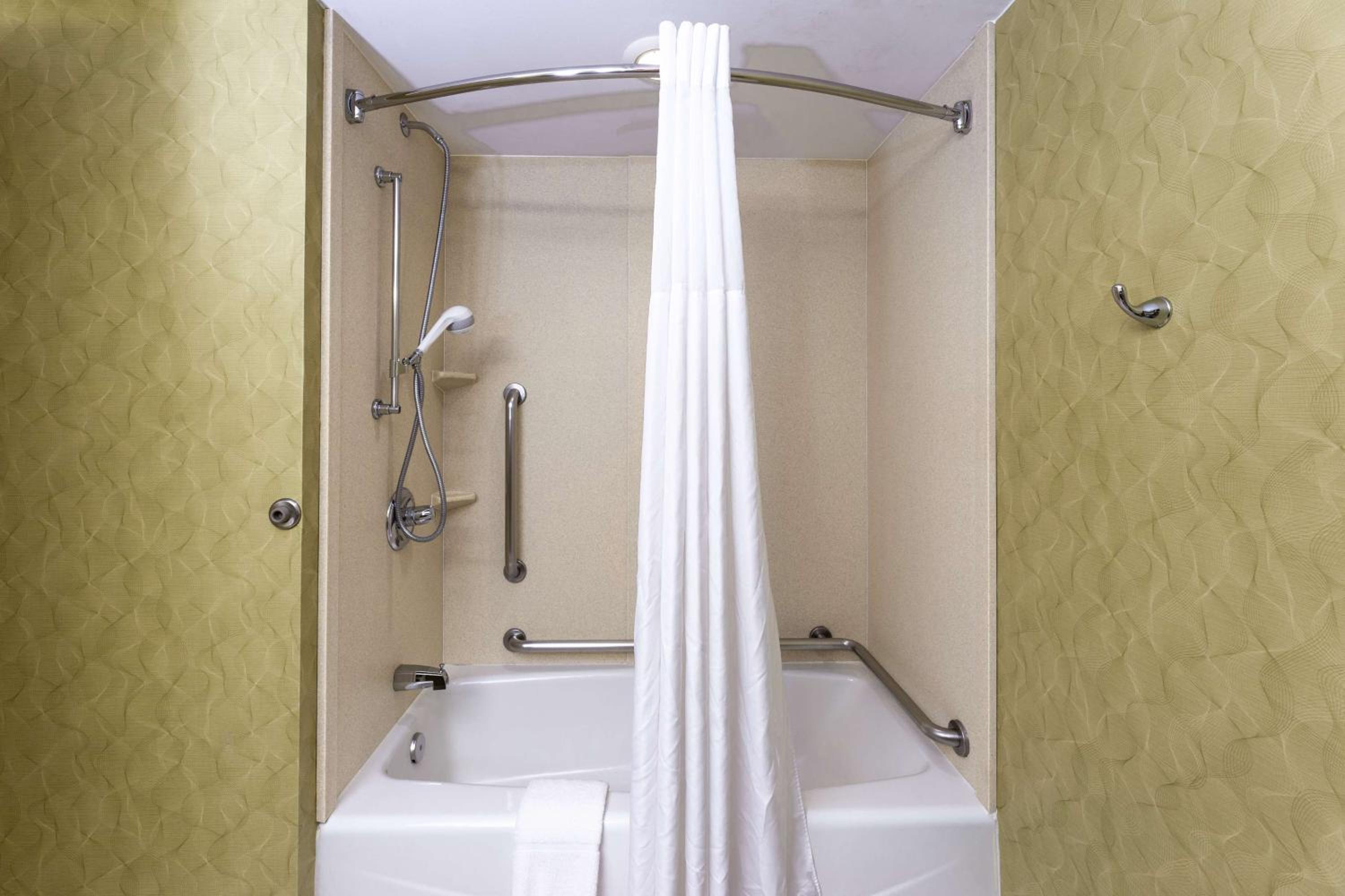 King Room with Accessible Tub - Mobility and Hearing Access/Non-Smoking - Photo 2