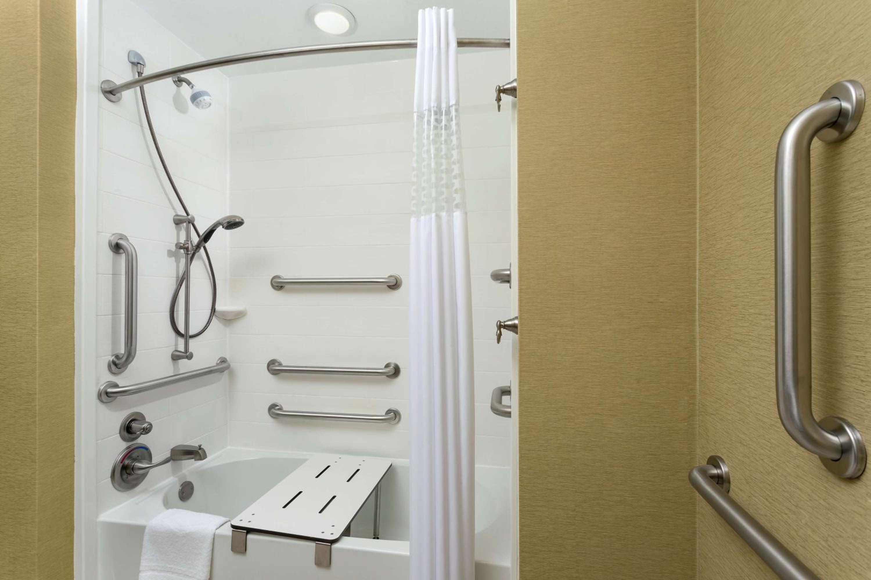 Queen Room with Two Queen Beds - Mobility and Hearing Access/Non-Smoking photo 3