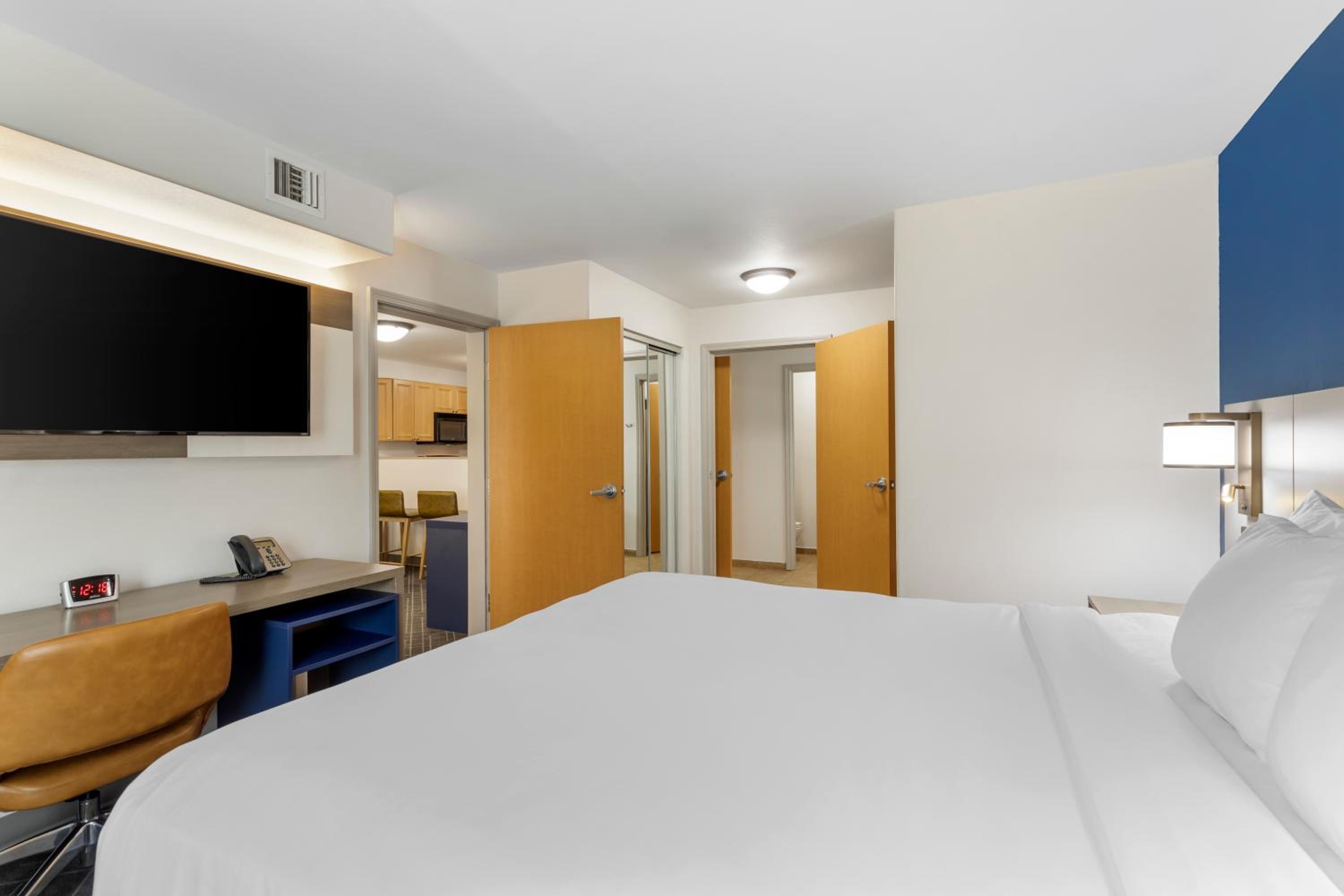 Efficiency King Suite - Non-Smoking - Photo 8