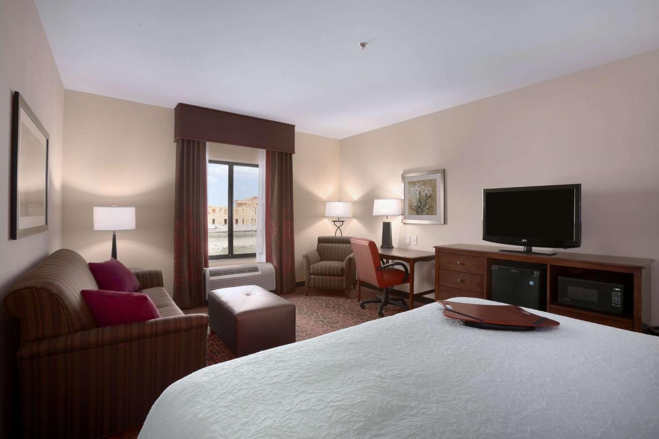 King Room with Sofa Bed - Non-Smoking photo 2