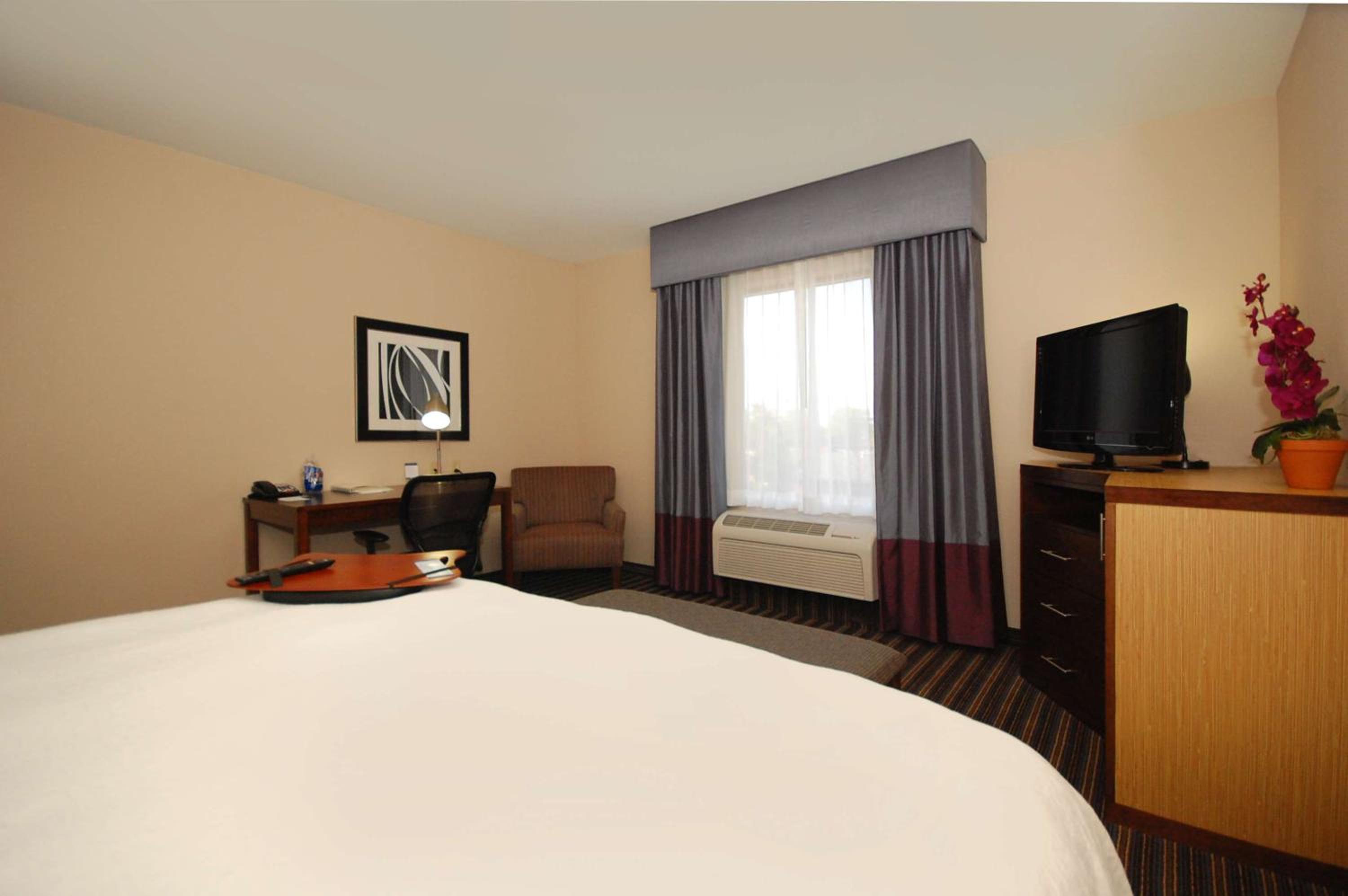 King Room with King Bed - Non-Smoking - Photo 2