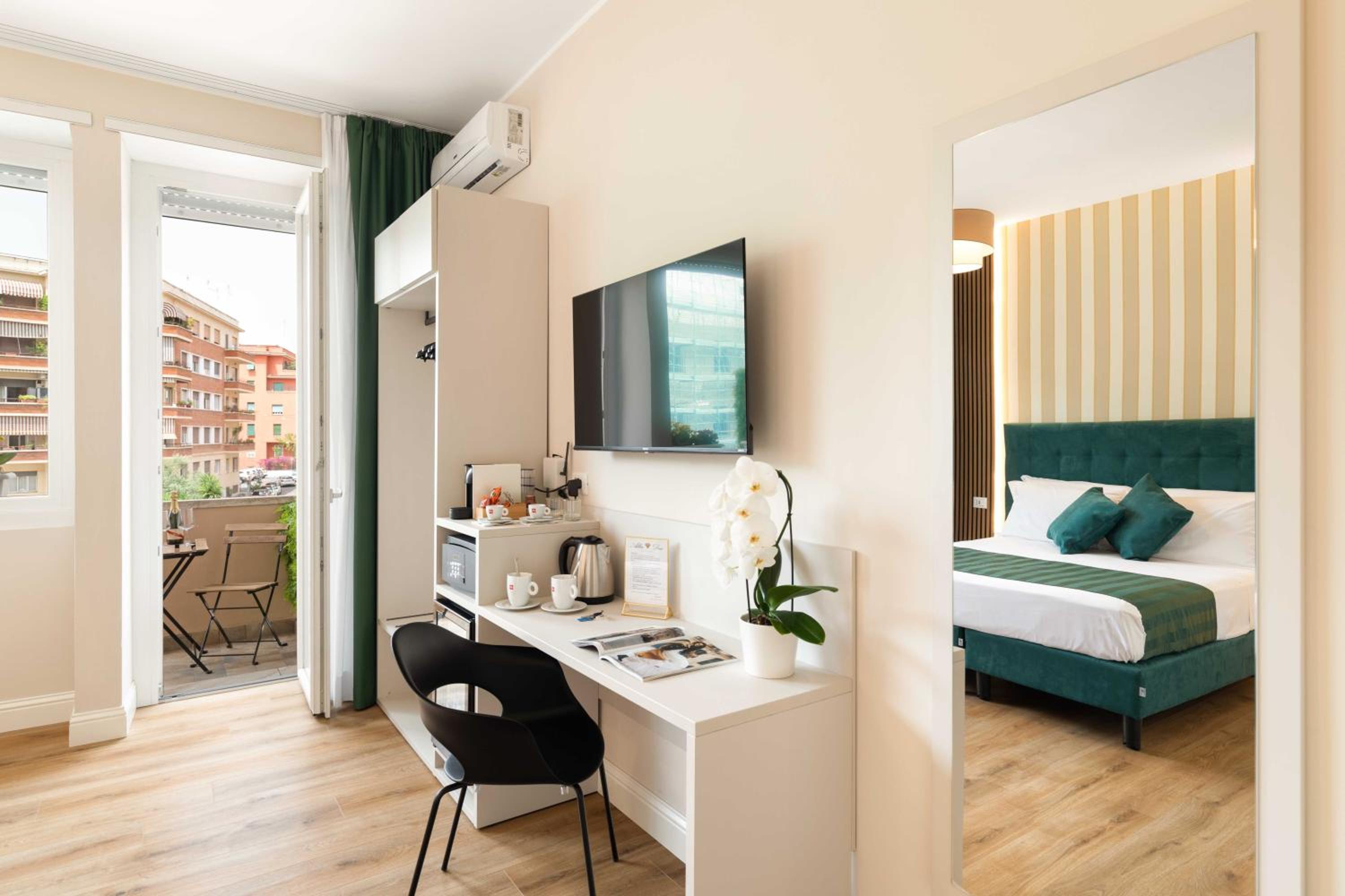 Deluxe Double Room with Balcony photo 3