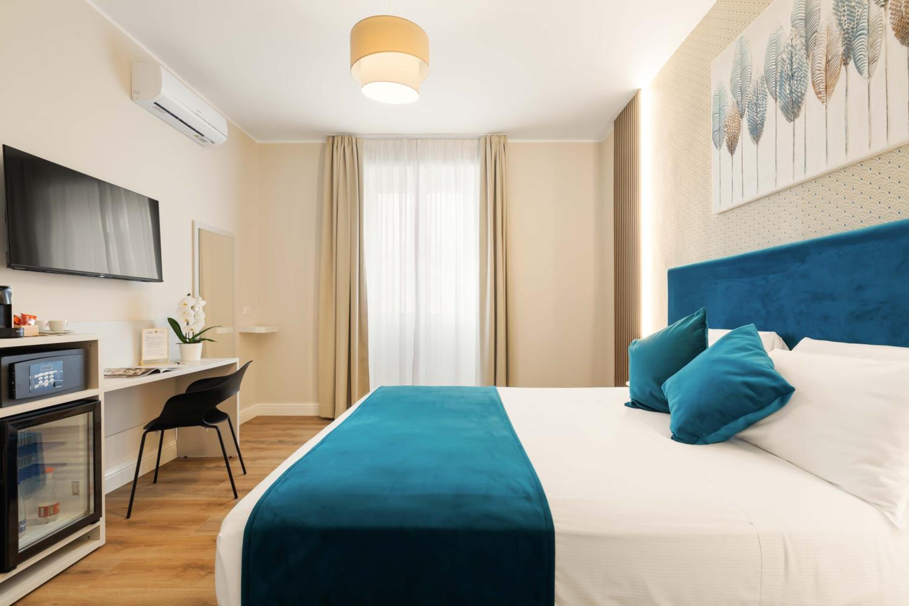 Deluxe King Room photo 2