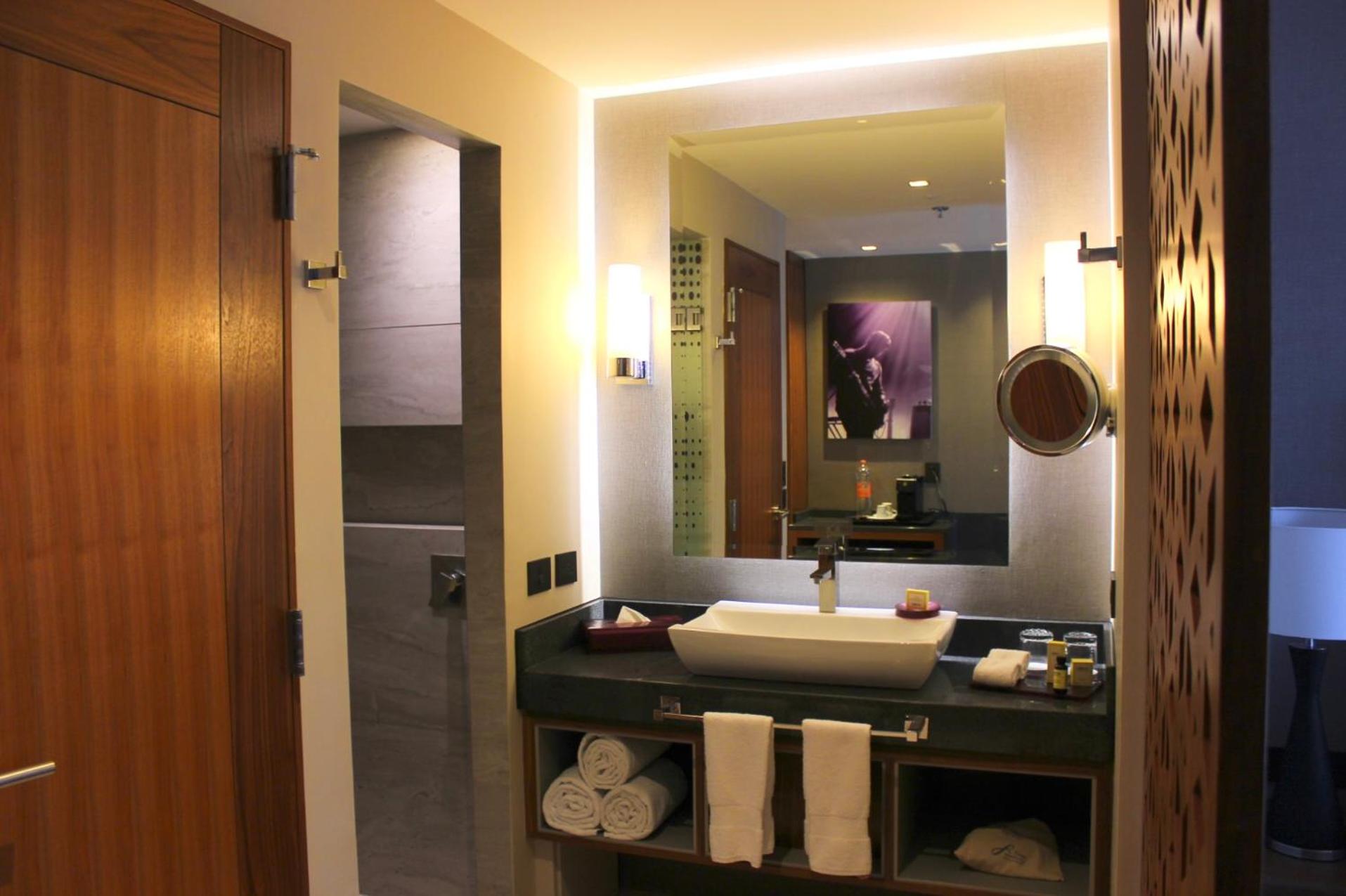 Deluxe Room 1 King - Photo 2