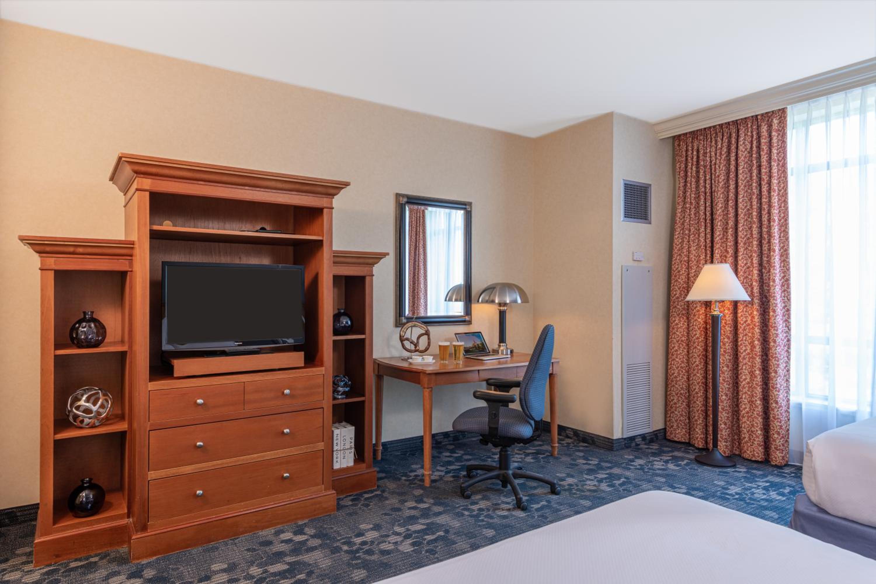 Queen Room with Two Queen Beds photo 2