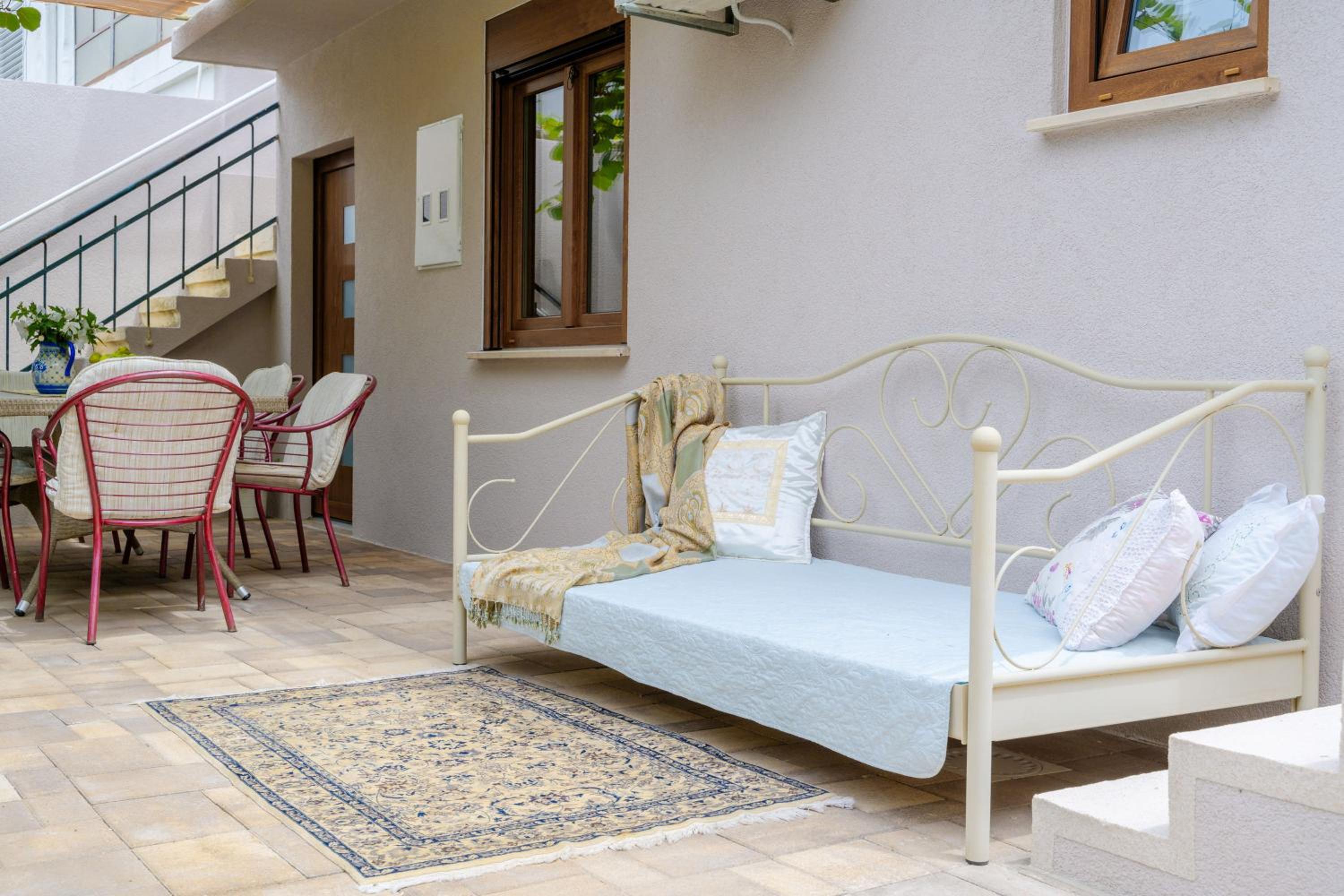 Apartment - Ground Floor - Photo 2
