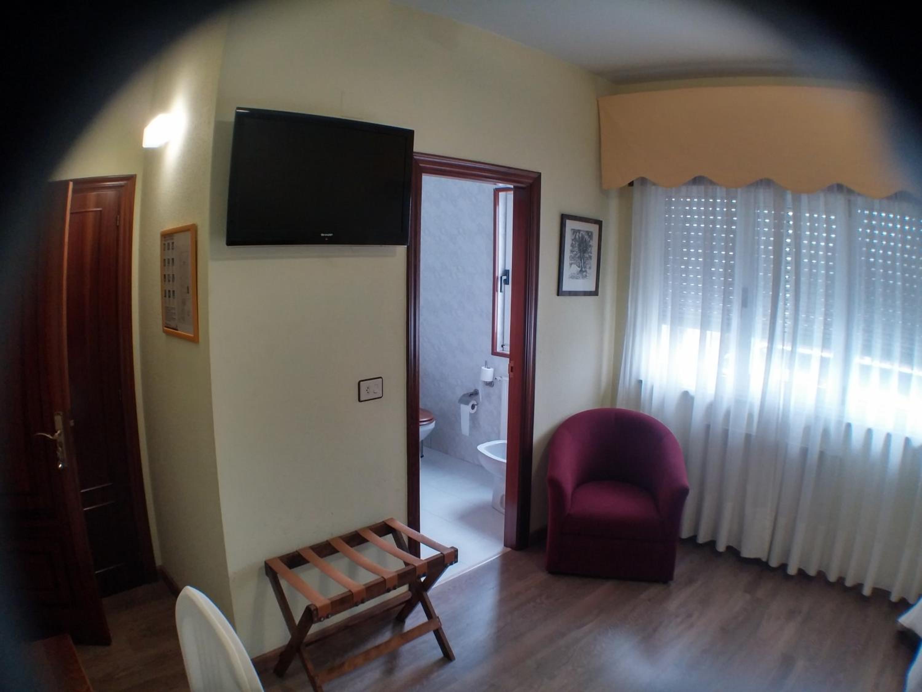 Twin Room - Photo 37