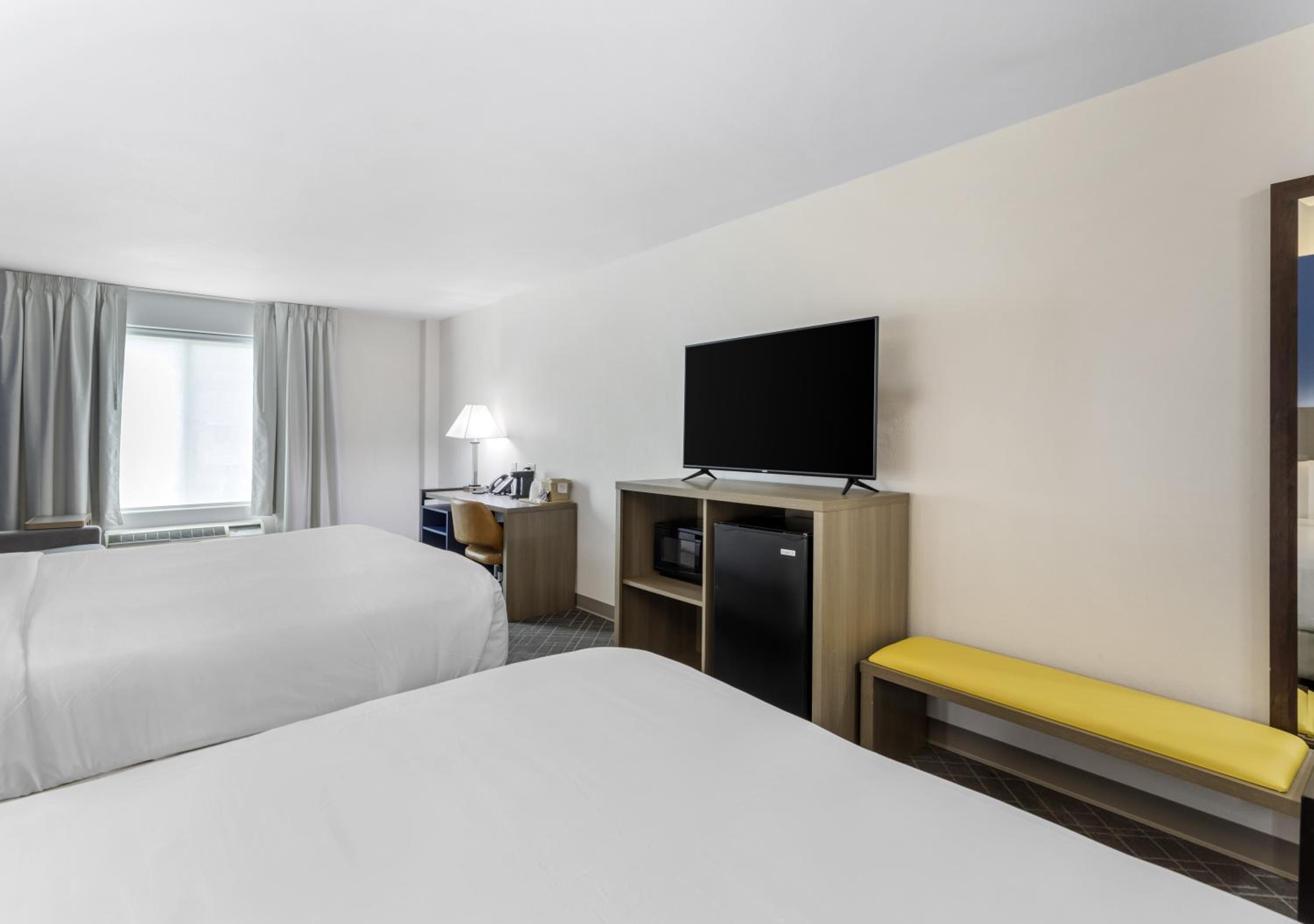 Queen Room with Two Queen Beds - Non-Smoking - Photo 4